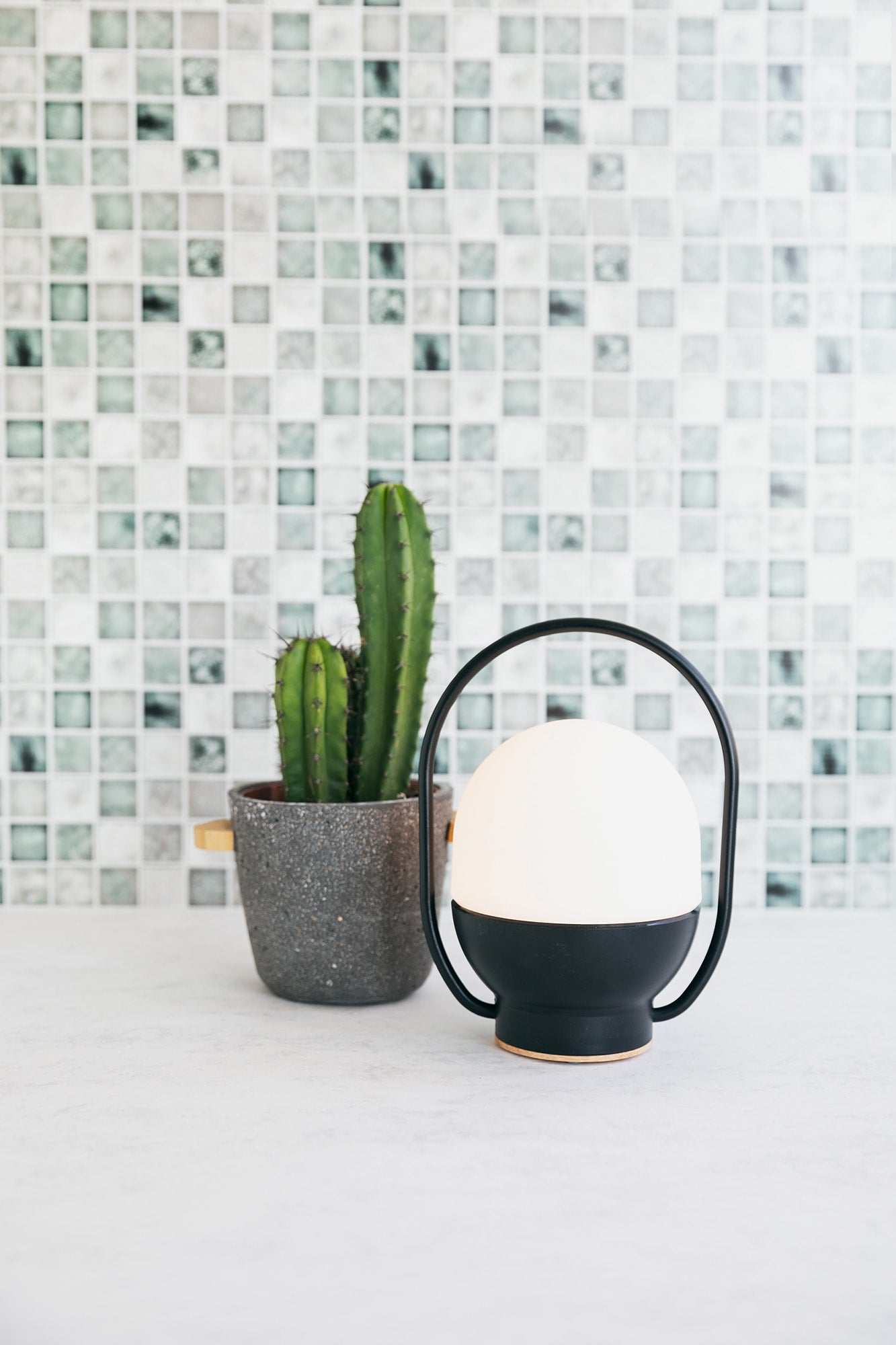 Lámpara Portátil Recargable Faro Take Away Negro LED con Asa de Madera - Ambiente
