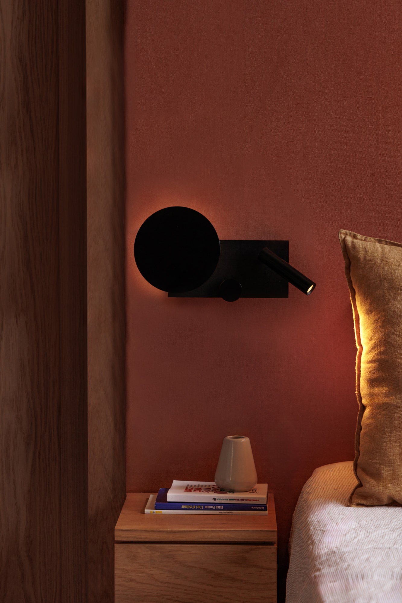 Aplique de Cabecero Faro Klee Negro LED 10W con Lector Orientable 3W - Ambiente