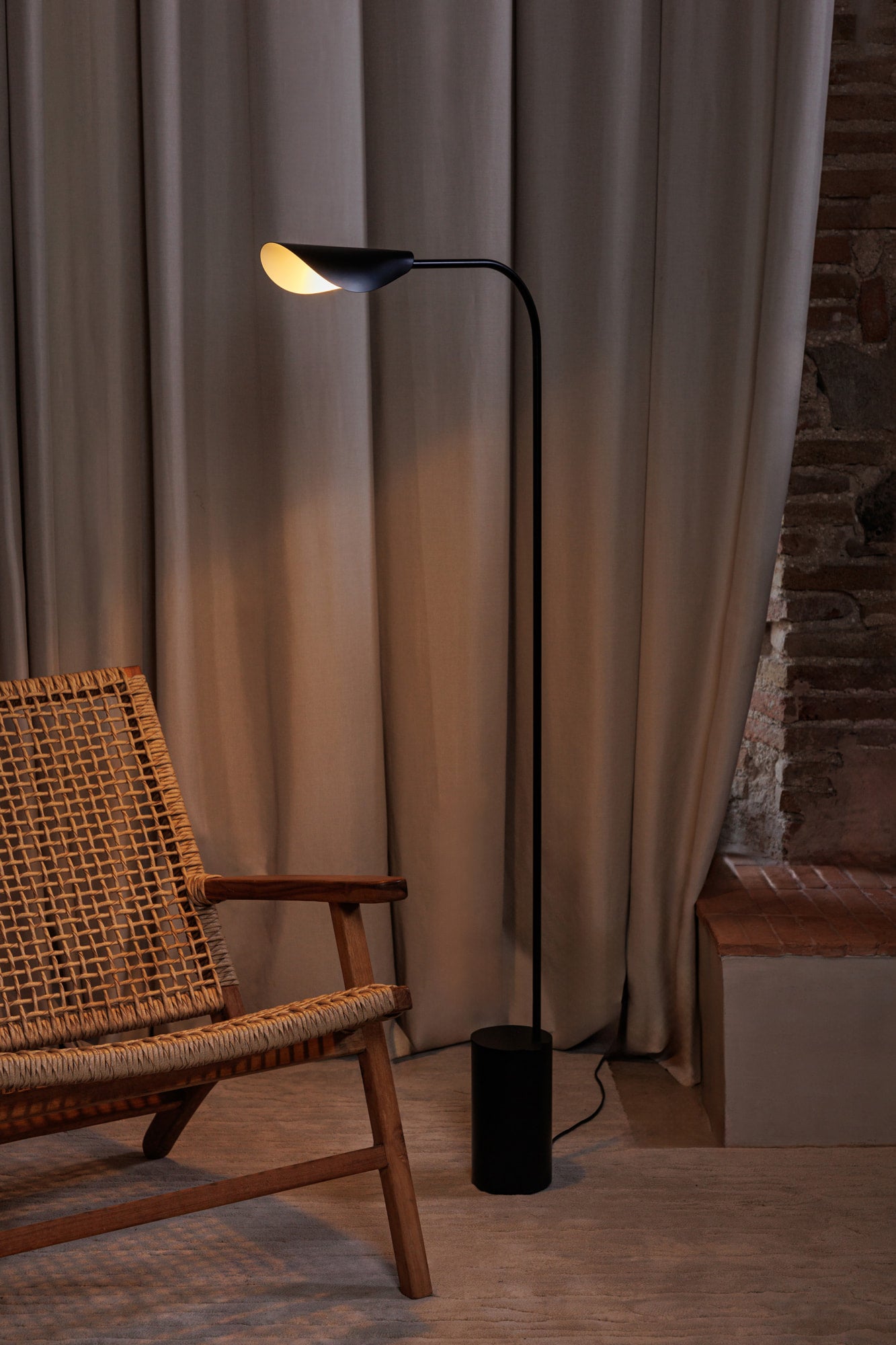 Lámpara de Pie de Salón Faro Liggera Negro Mate con Esfera Opal - Ambiente