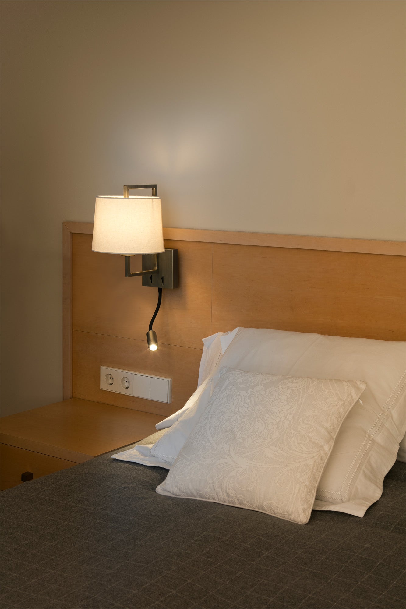 Aplique FRAME Faro en oro viejo con lector LED y pantalla negra