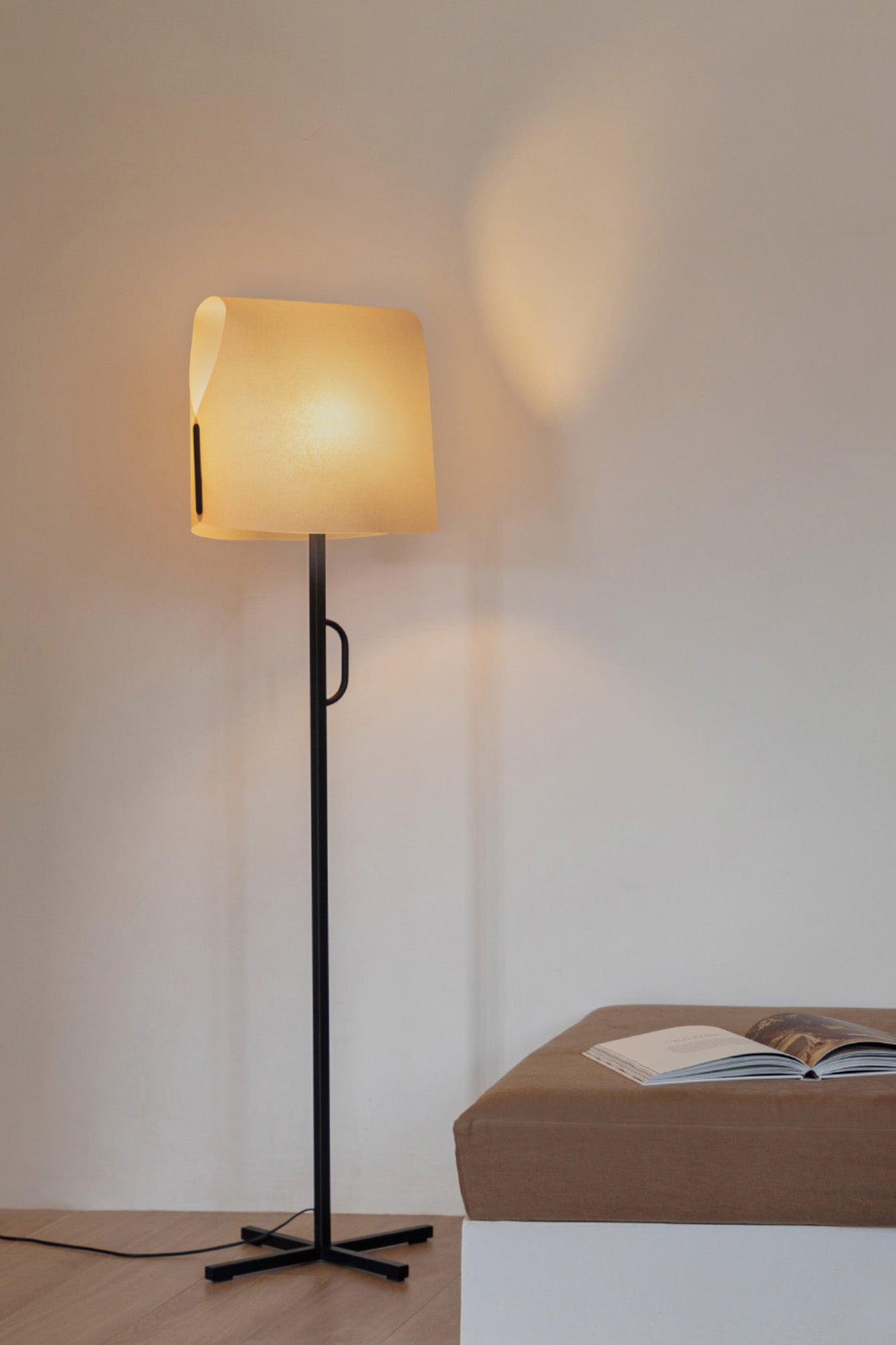 Lámpara de Pie Faro LUANG Pantalla Papiro y Lino Diseño Faro Lab 1xE27 H140cm
