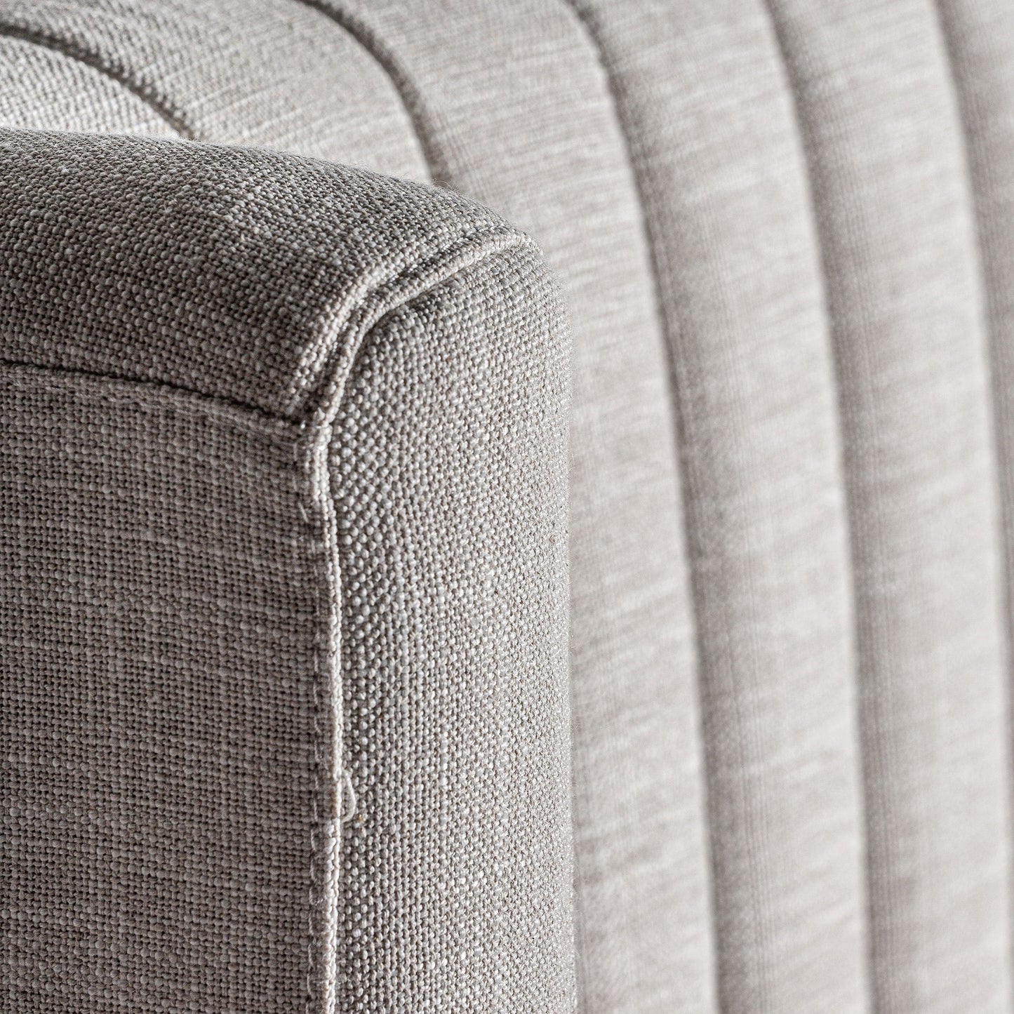 Cama AUNAC. Fabricado en poliéster, en color gris y madera de pino