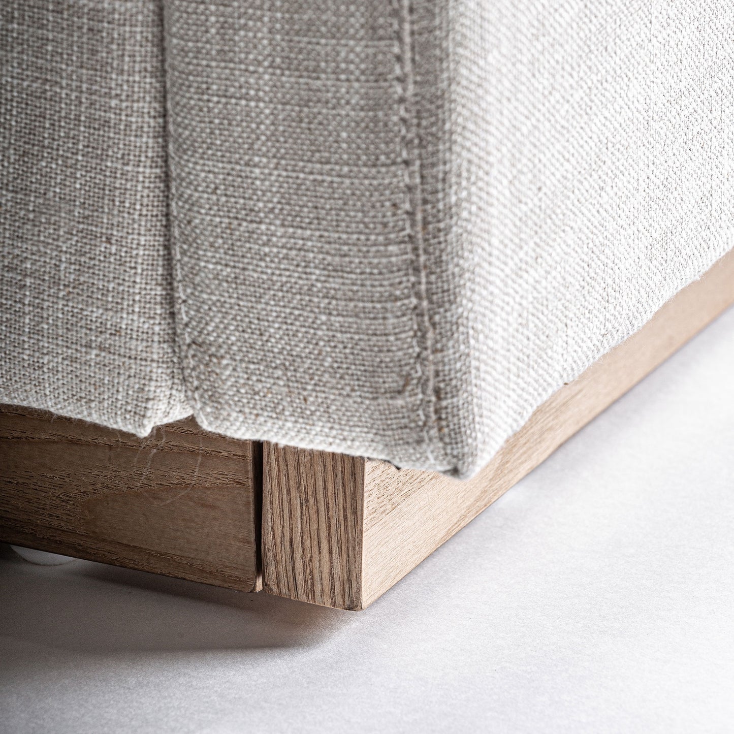 Cama AUNAC. Fabricado en poliéster, en color gris y madera de pino
