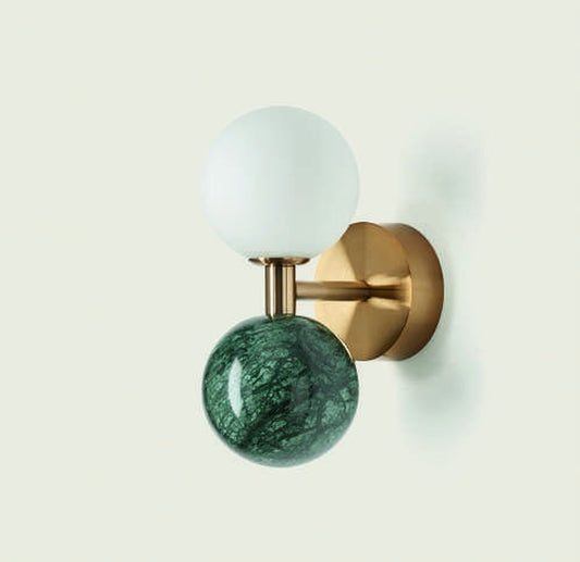 Aplique Dalt de Aromas del Campo en oro envejecido con esfera de mármol verde y difusor de vidrio opal