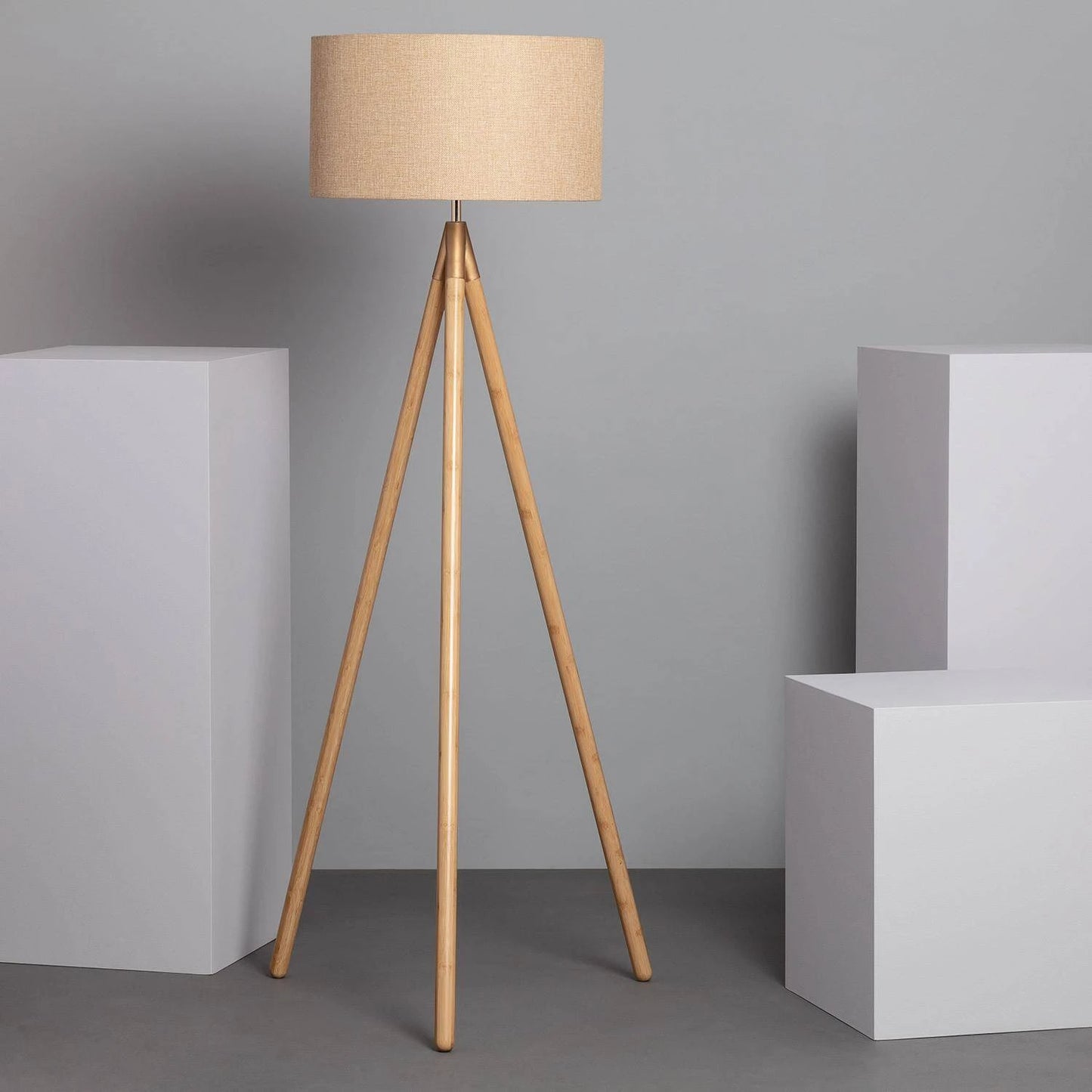 Lámpara de Pie Wolby ILUZZIA en Madera y Tela Beige