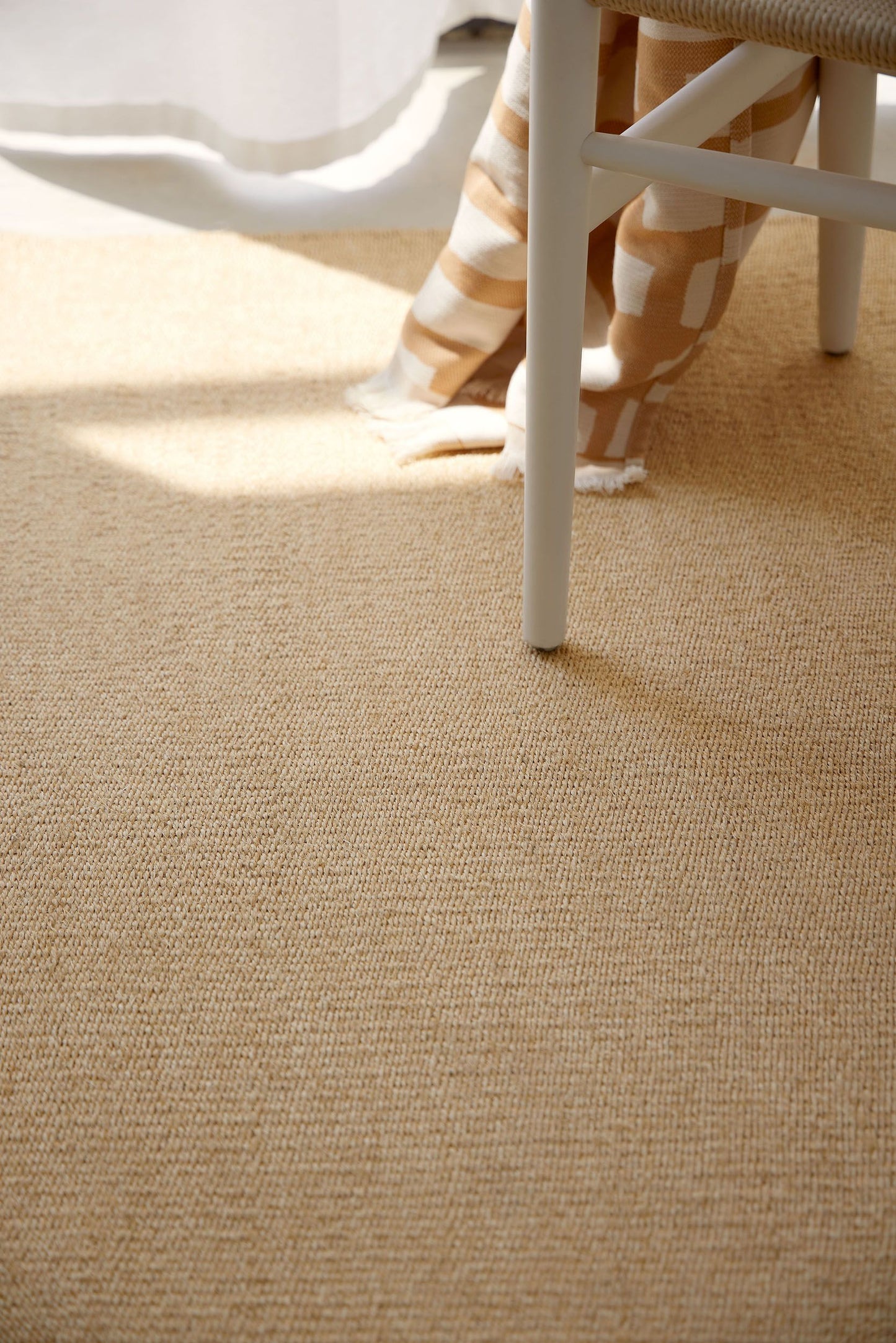 Alfombra Palma Toasted, fabricada en Sisal y Yute KUATRO