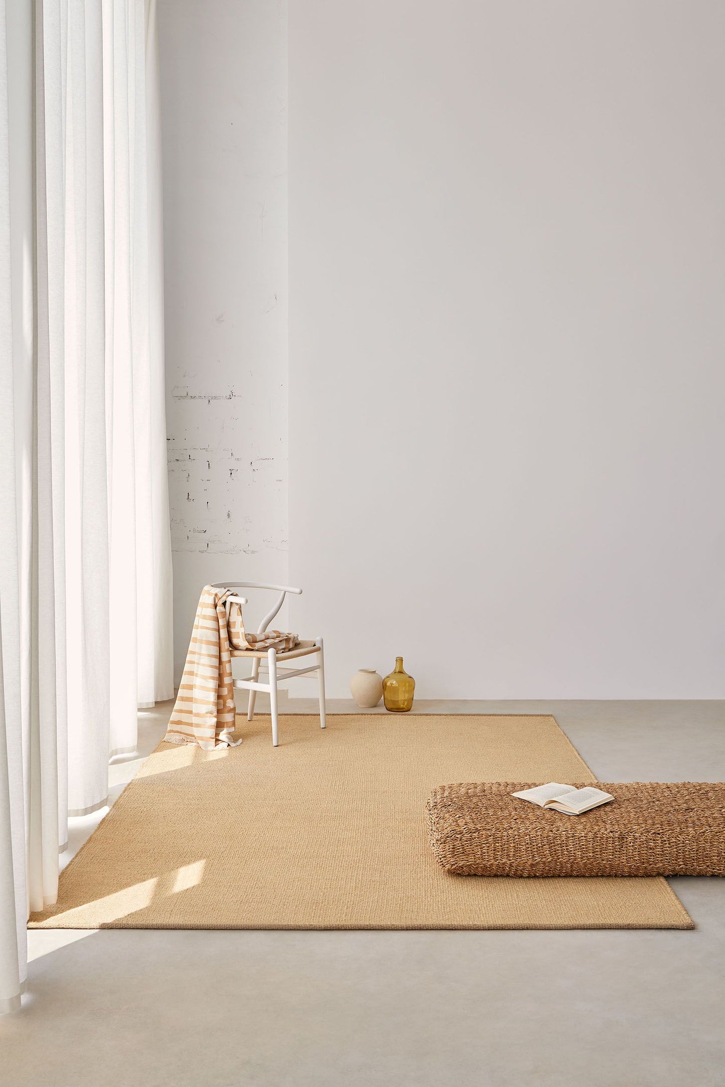 Alfombra Palma Toasted, fabricada en Sisal y Yute KUATRO