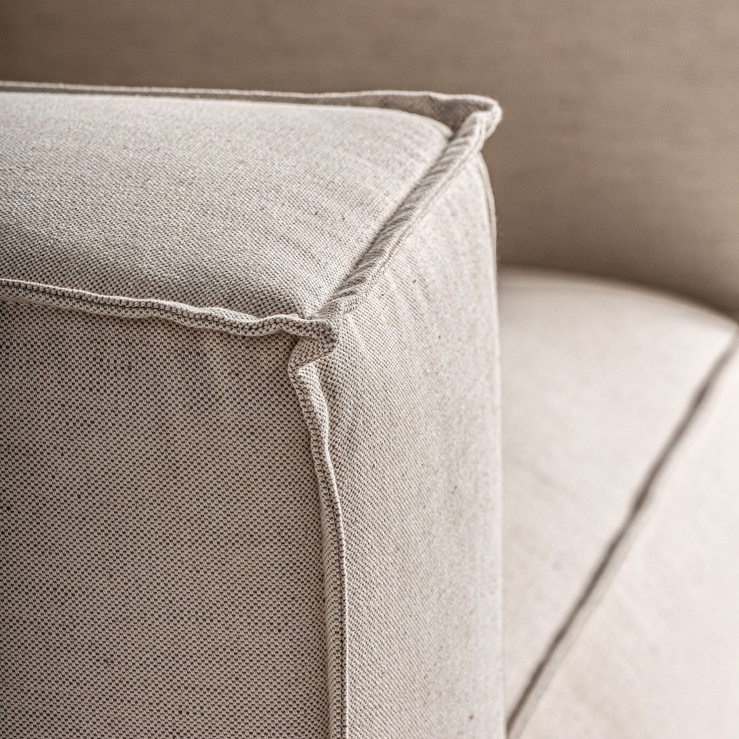Sillón Krakau: Lujo Moderno y Confort en Gris Sofisticado