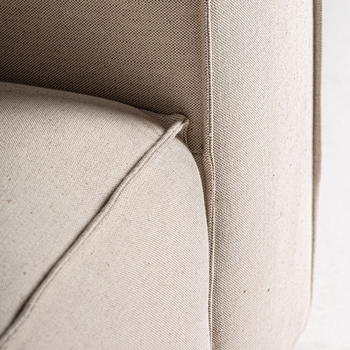 Sillón Krakau: Lujo Moderno y Confort en Gris Sofisticado