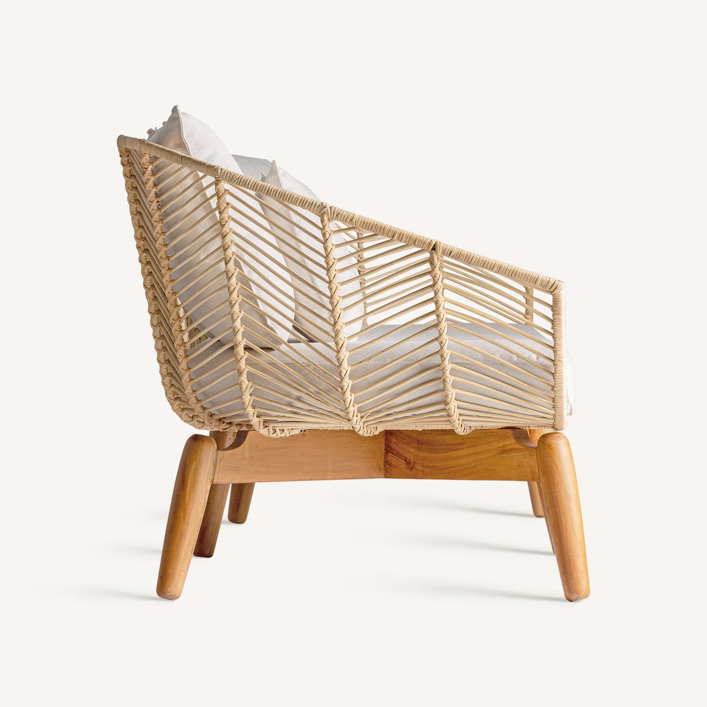SOFÁ PLISSÉ RATTAN de 3 plazas con piezas artesanales y naturales.