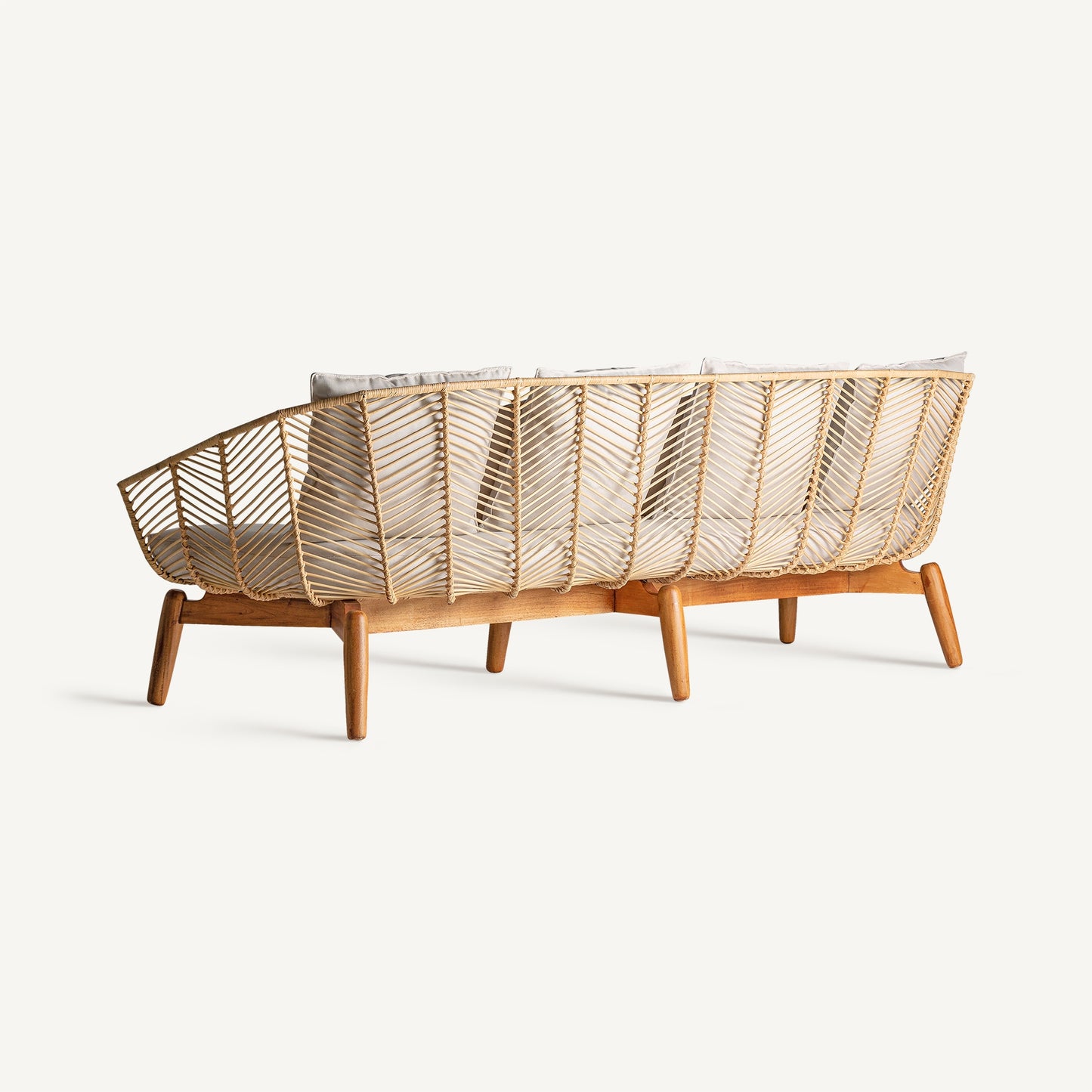 SOFÁ PLISSÉ RATTAN de 3 plazas con piezas artesanales y naturales.