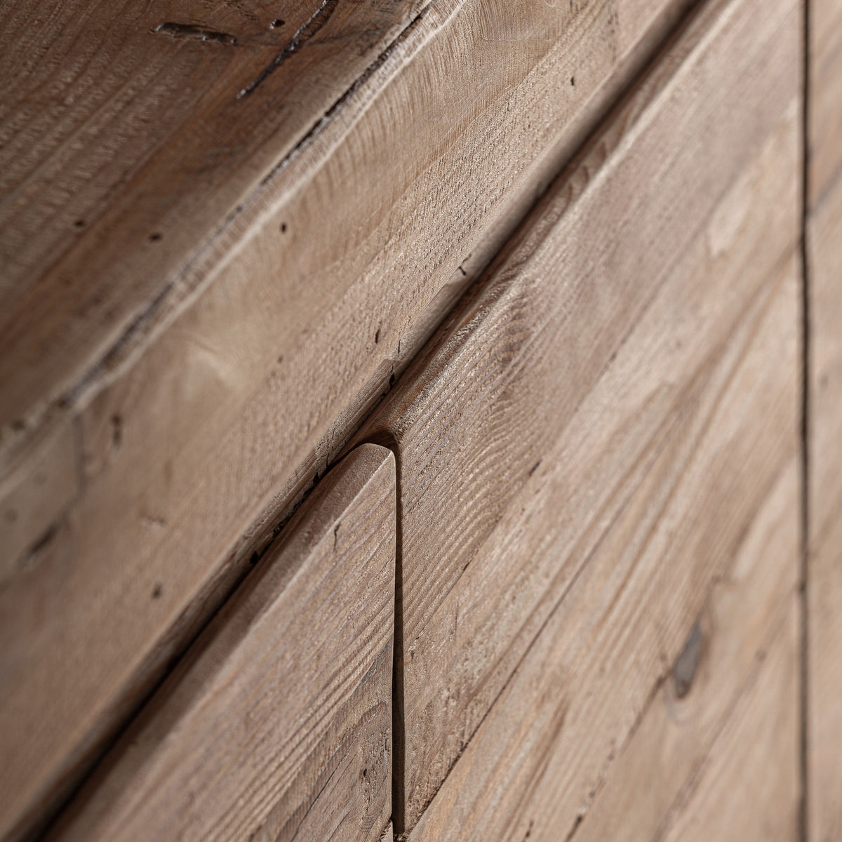 Detalle de la junta entre puertas del aparador Truel Vical en madera envejecida