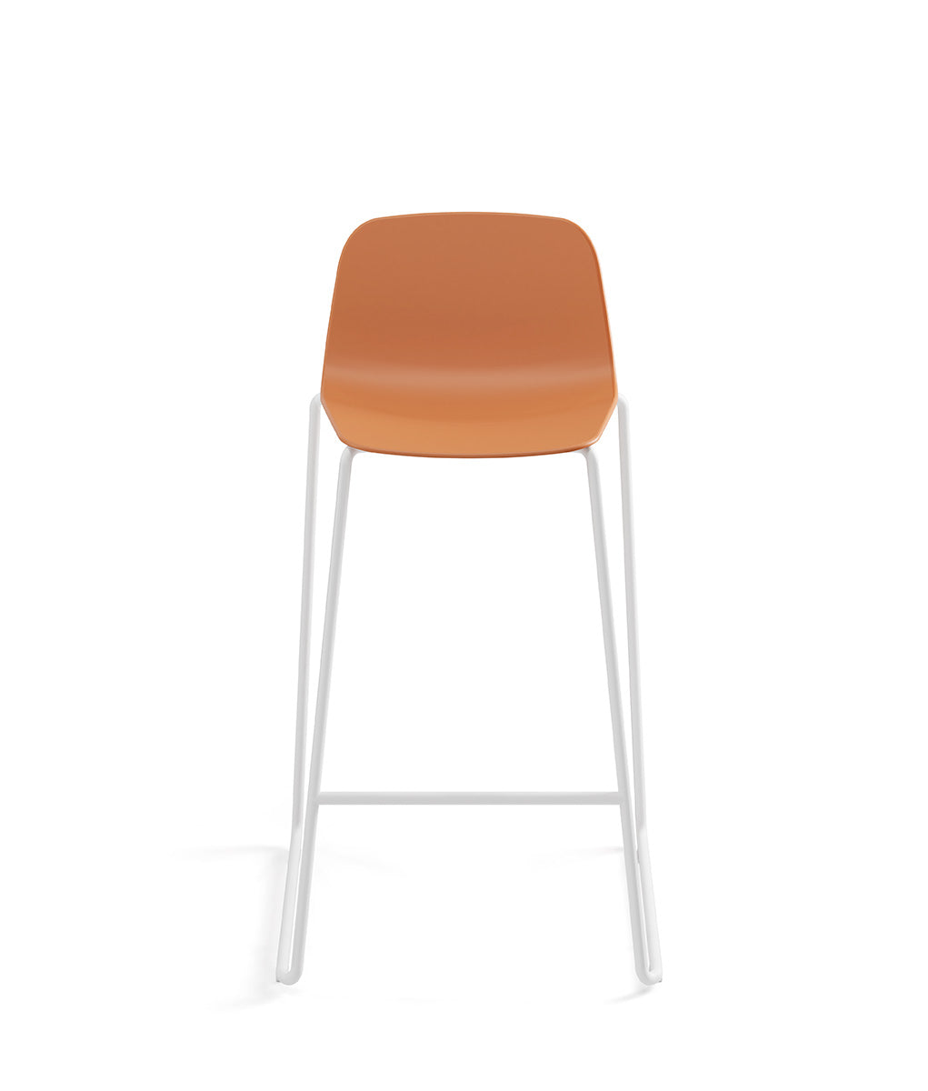 Silla alta con asiento naranja y patas de metal blancas - Diseño moderno