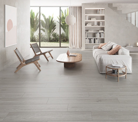 Ambiente KTL Holma, suelo y pared de porcelánico efecto madera en salón