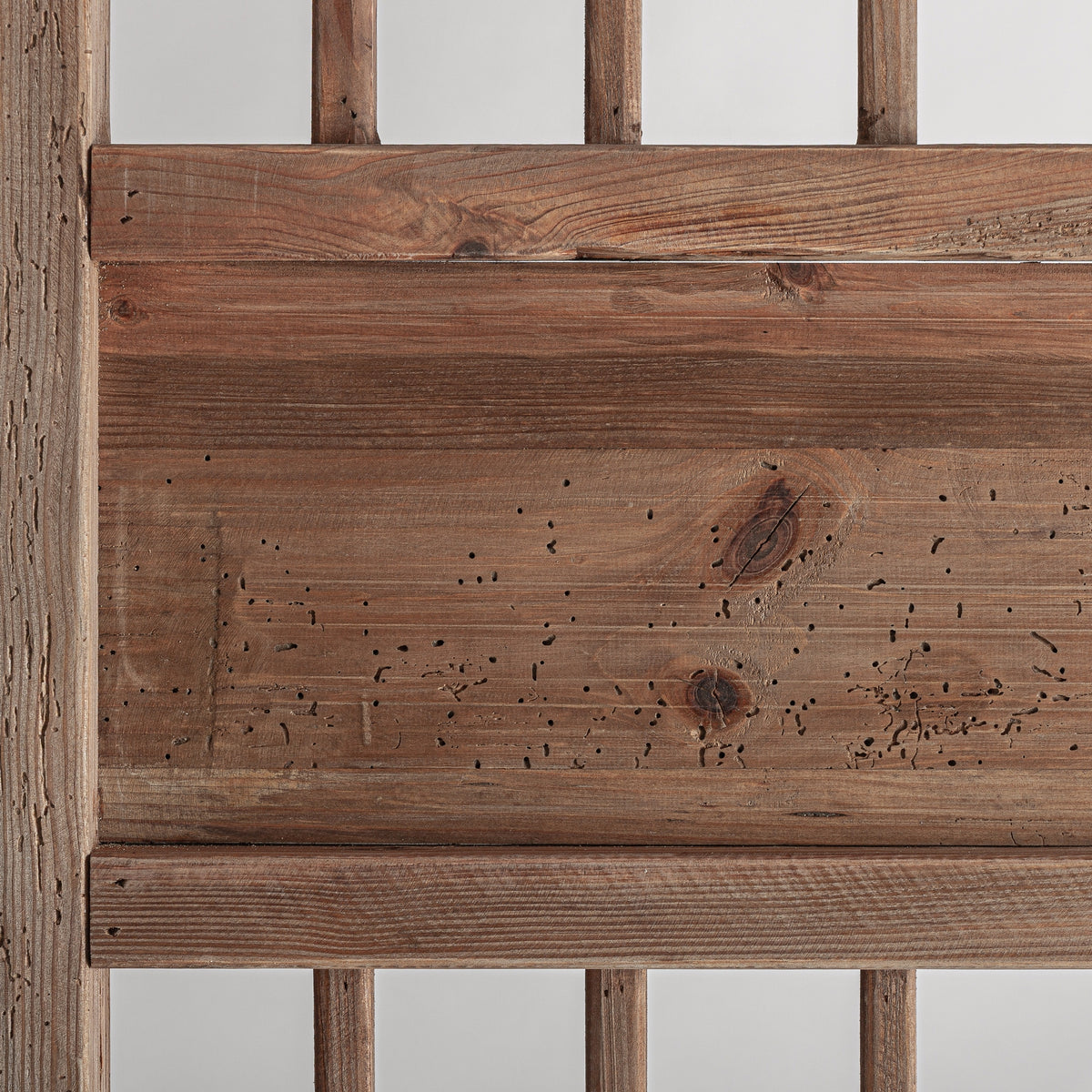 Detalle del travesaño central del panel Truel Vical con vetas y nudos naturales