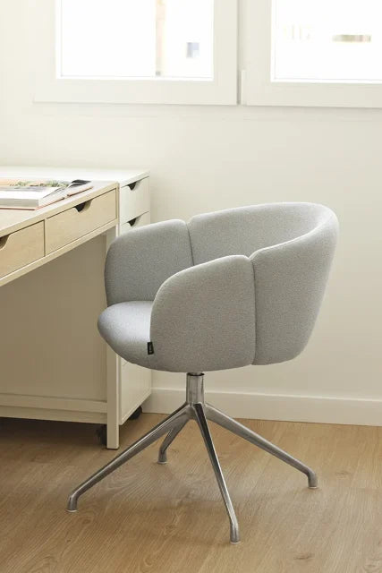 Silla Add Teulat con reposabrazos base giratoria cromada gris claro en ambiente de oficina