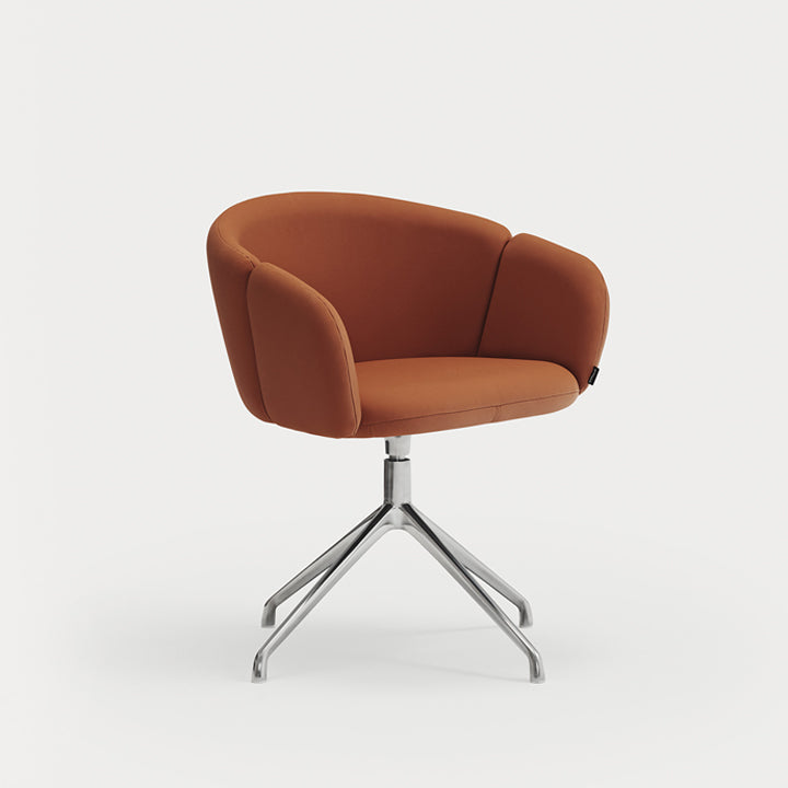 Silla Add Teulat con reposabrazos base giratoria cromada PU Terracota tres cuartos