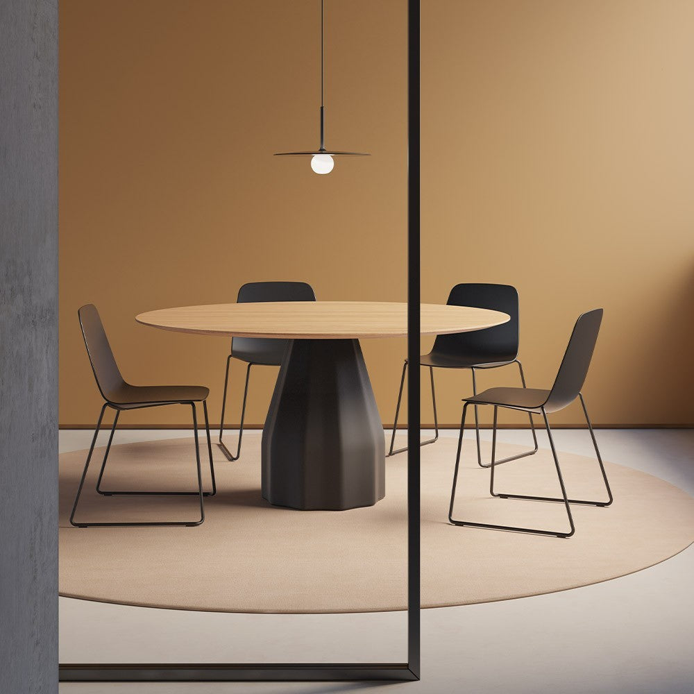 Mesa BURIN de Viccarbe: Elegancia y Funcionalidad en un Diseño Único