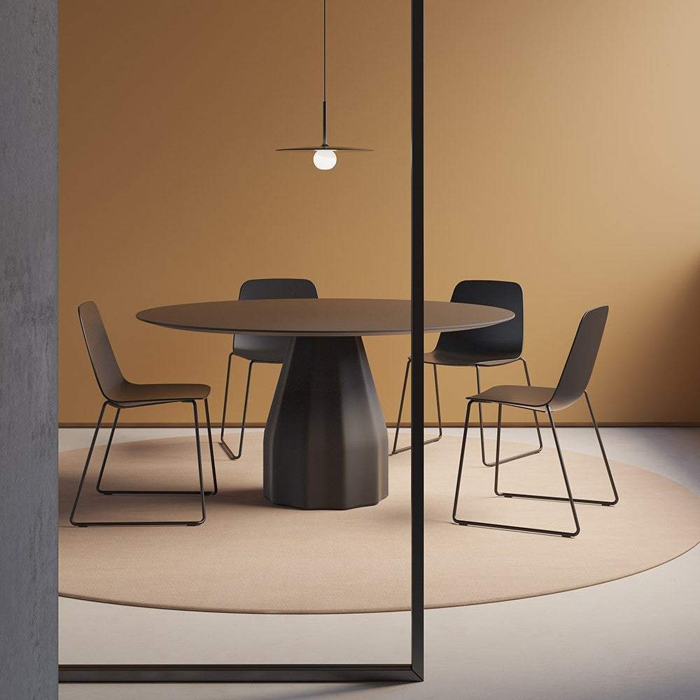 Mesa BURIN de Viccarbe: Elegancia y Funcionalidad en un Diseño Único