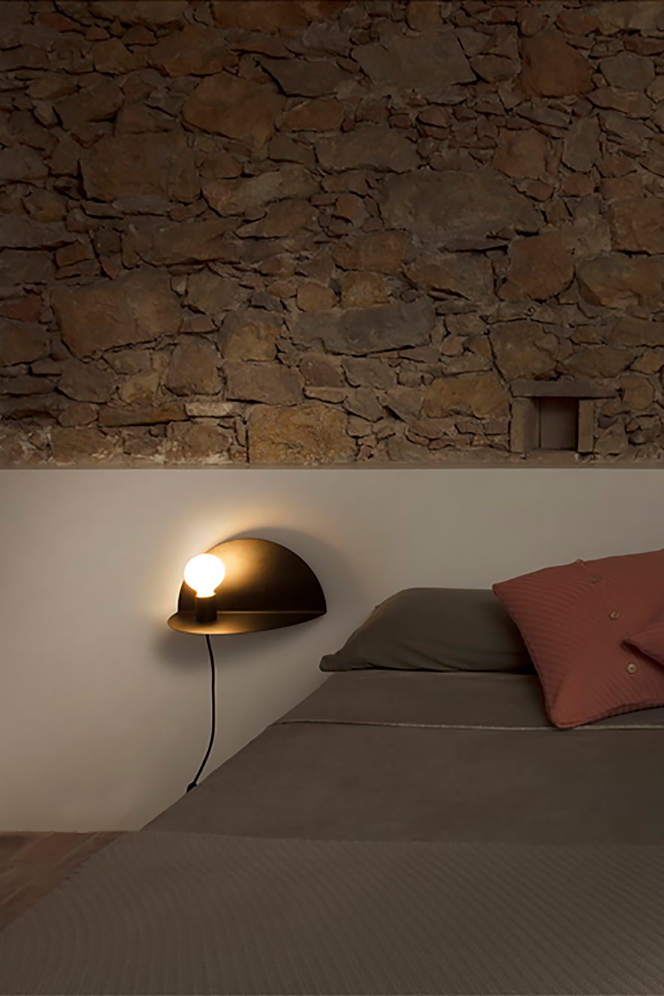 Aplique de Pared Faro Nit Izquierdo Negro con Mesita Auxiliar Integrada - Ambiente
