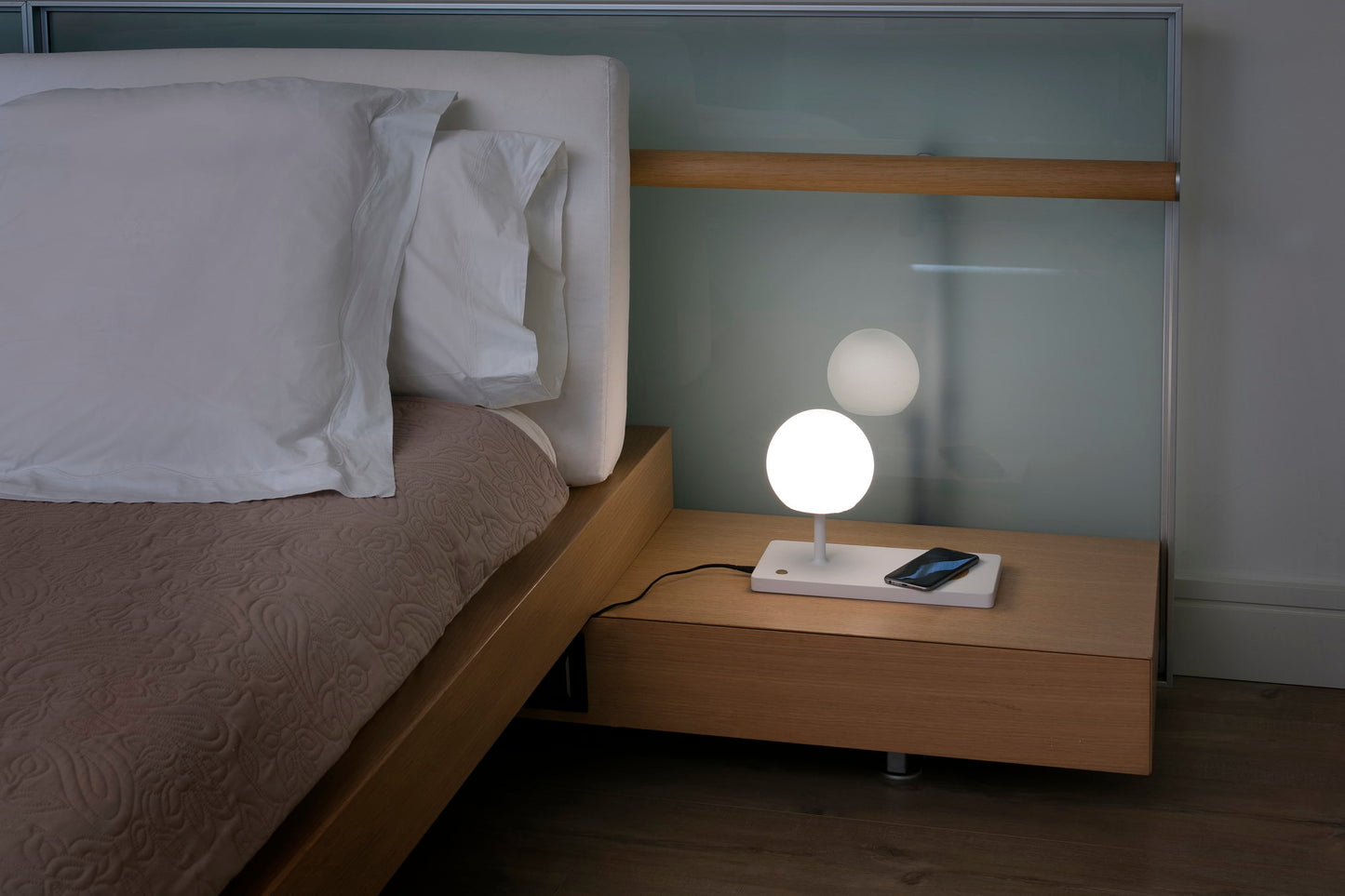 Lámpara de Sobremesa Faro Niko Blanco LED 7W con Cargador Inalámbrico por Inducción - Ambiente