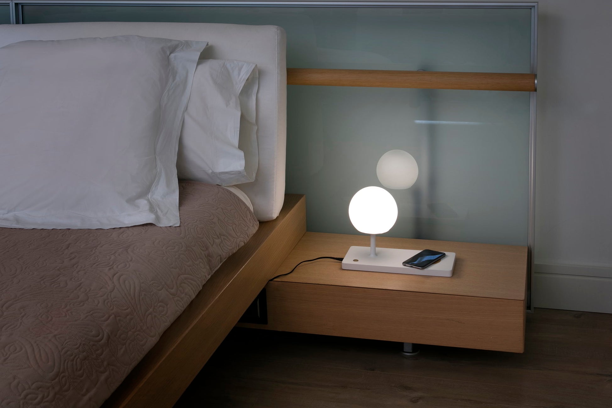Lámpara de Sobremesa Faro Niko Blanco LED 7W con Cargador Inalámbrico por Inducción - Ambiente
