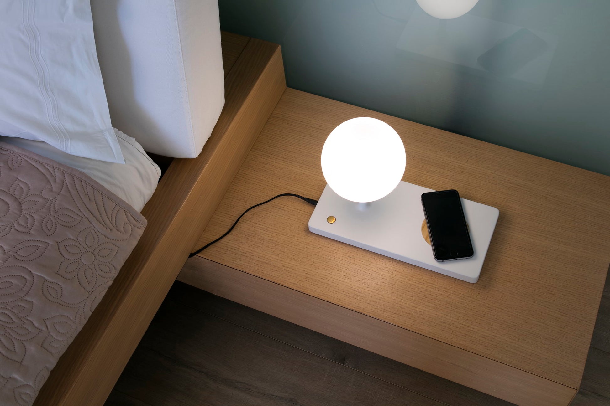 Lámpara de Sobremesa Faro Niko Blanco LED 7W con Cargador Inalámbrico por Inducción - Ambiente