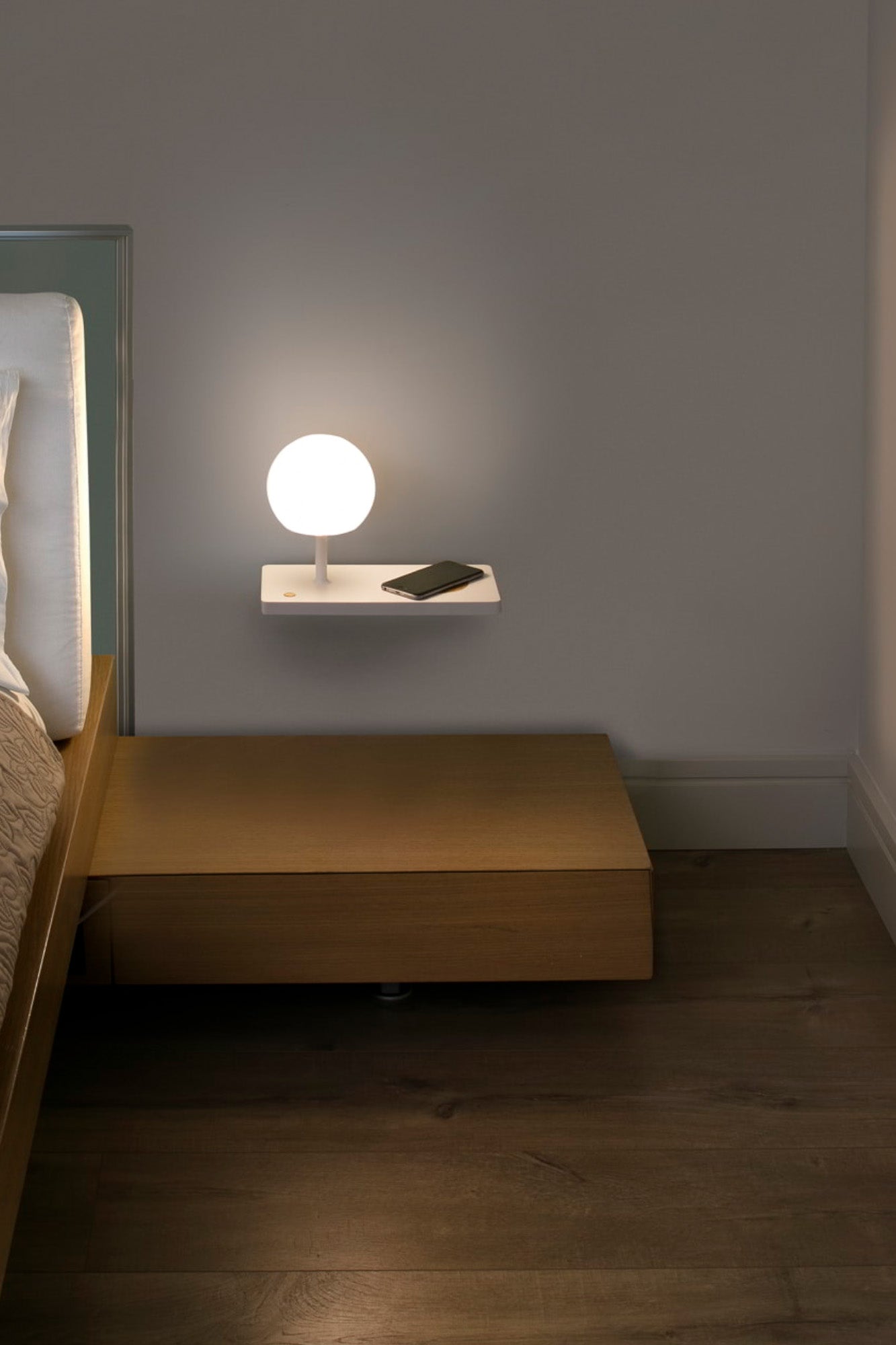 Lámpara y Aplique Faro NIKO con Cargador Inalámbrico Qi Diseño Nahtrang LED 3000K