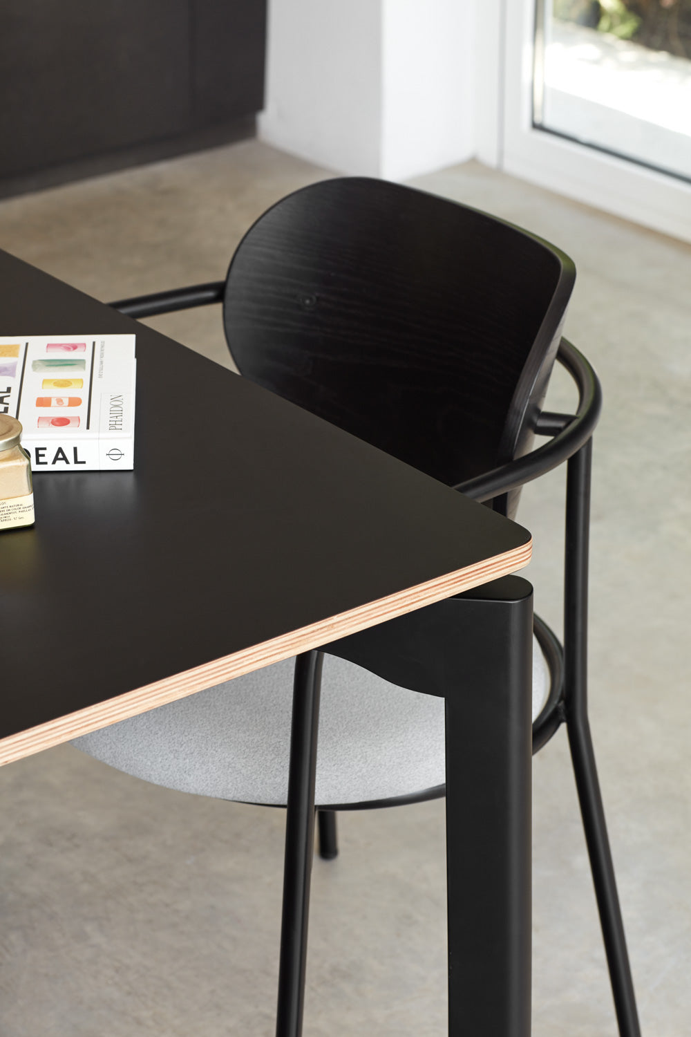Mesa Nicola Teulat 180x90 cm detalle de tablero HPL negro