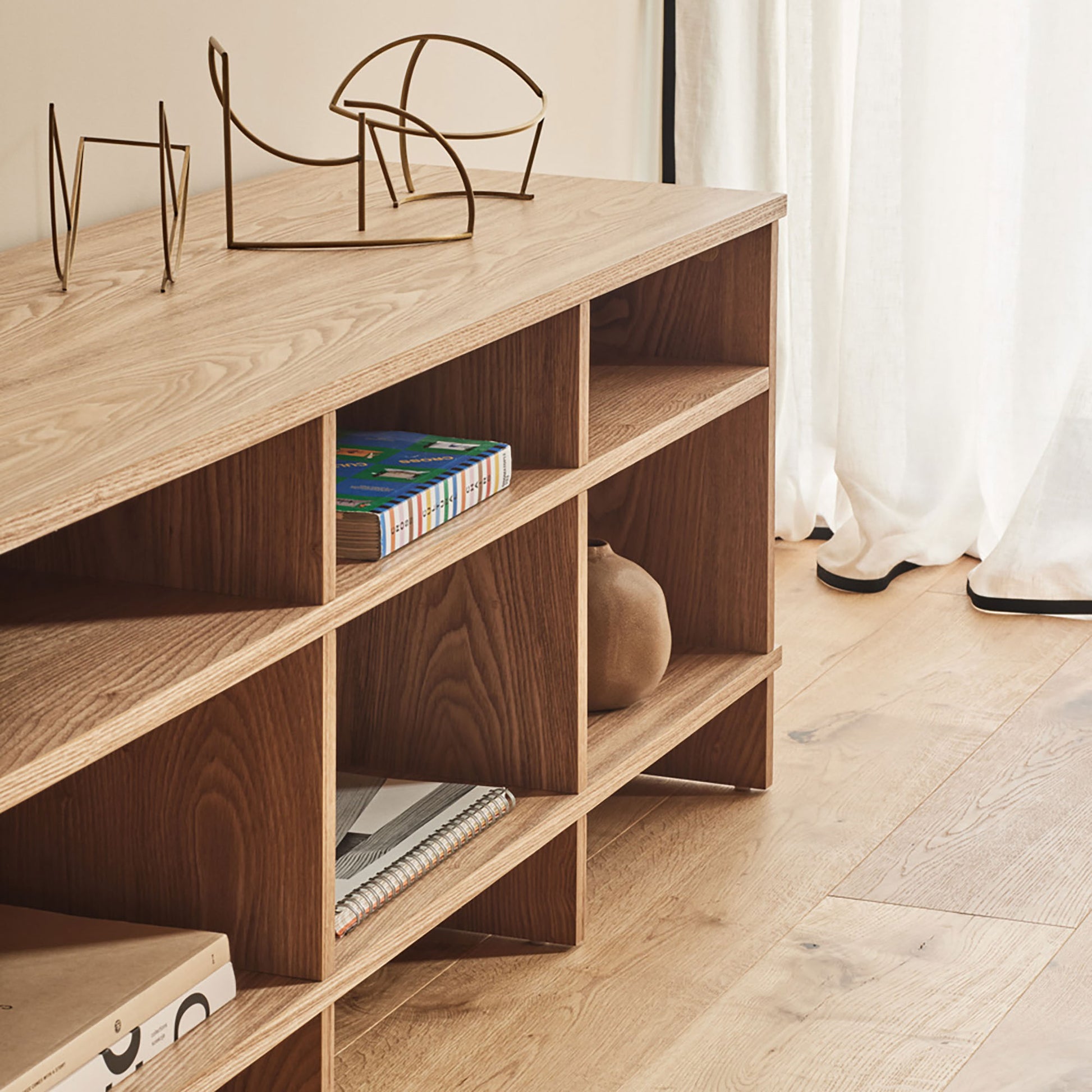Mueble TV Inari roble macizo líneas rectas proporción japonesa