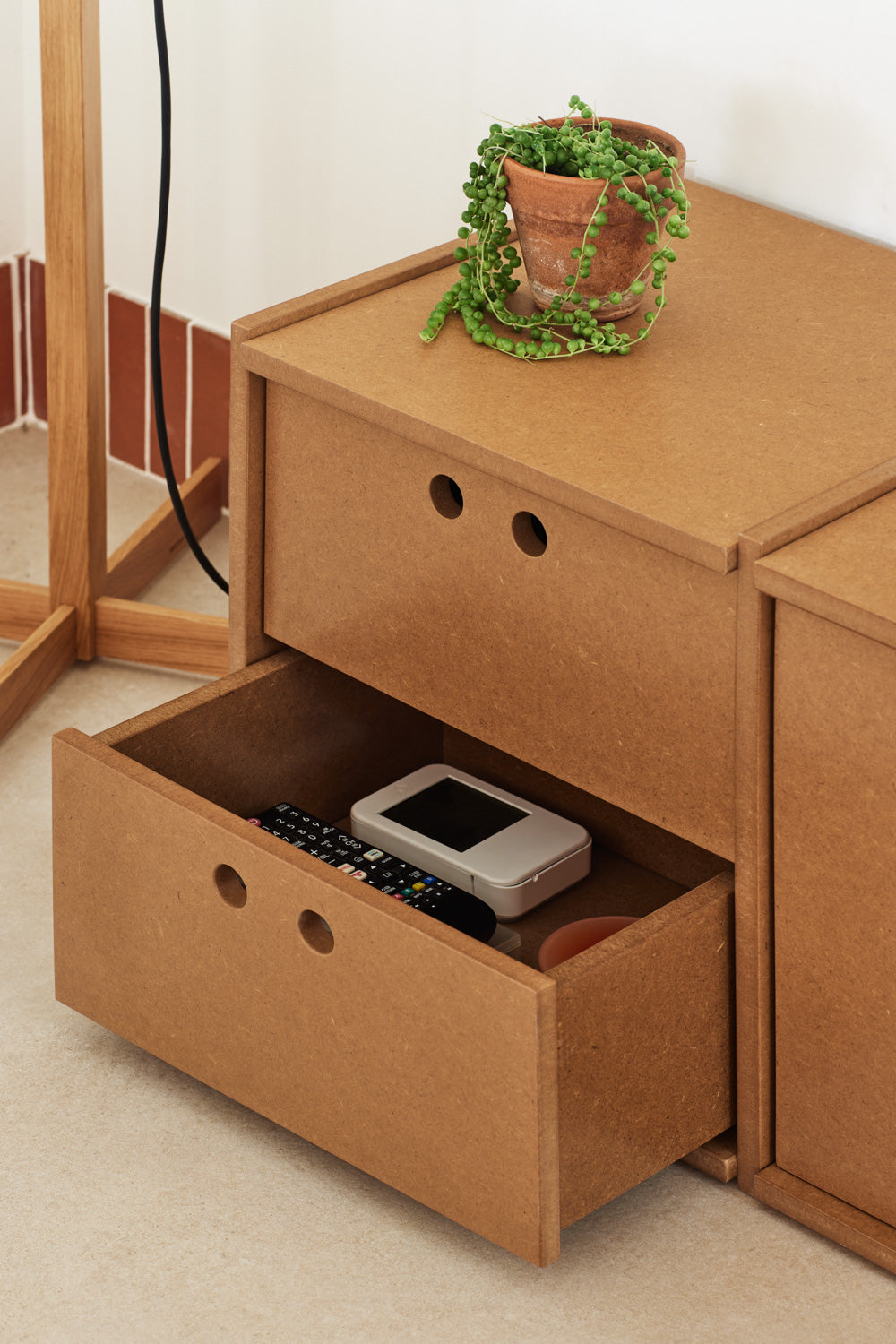 Mueble TV Wally frente 2 puertas laterales acabado suave
