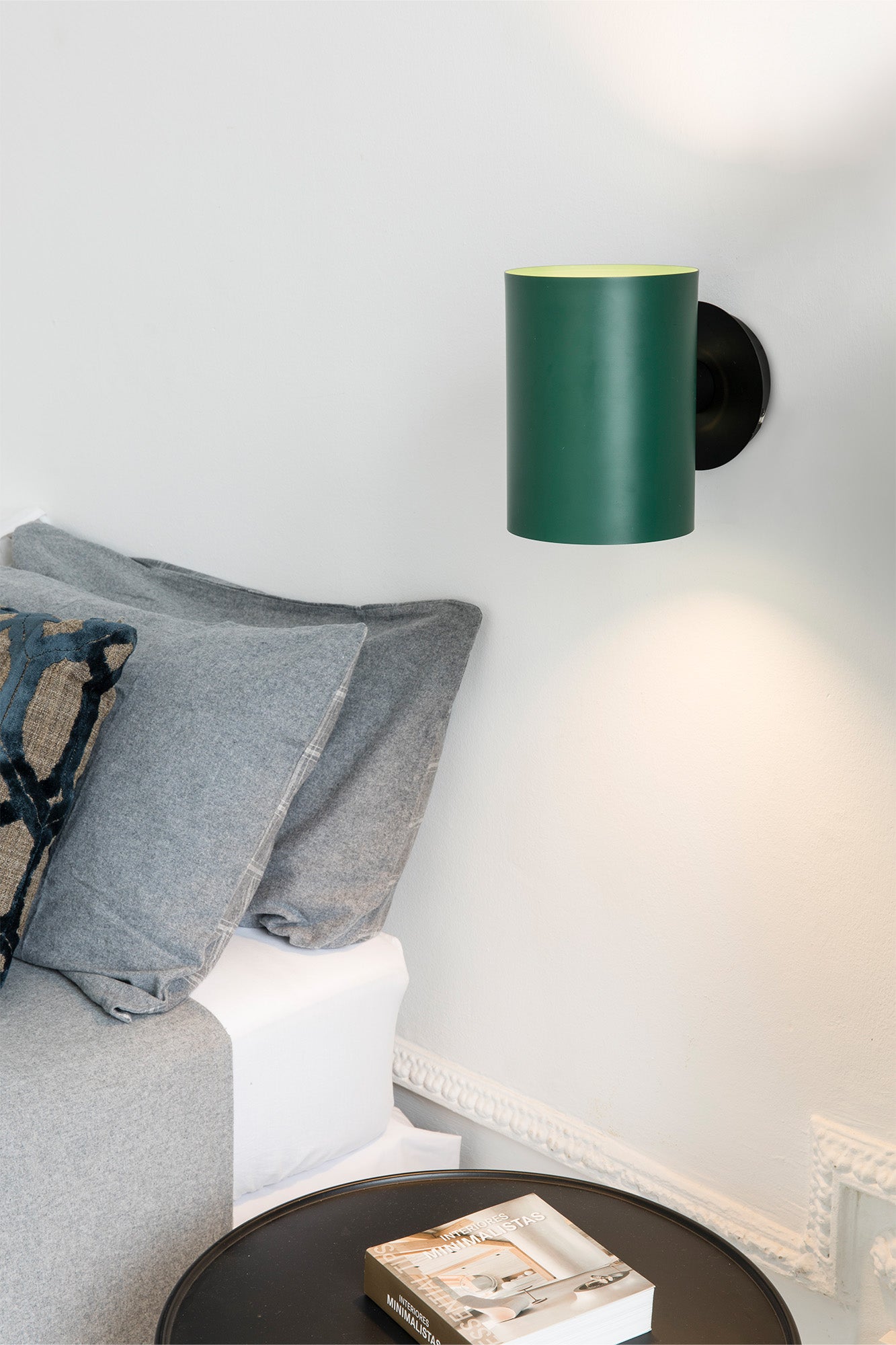 Aplique de Pared Faro Lupe Negro con Pantalla Cilíndrica Beige - Ambiente