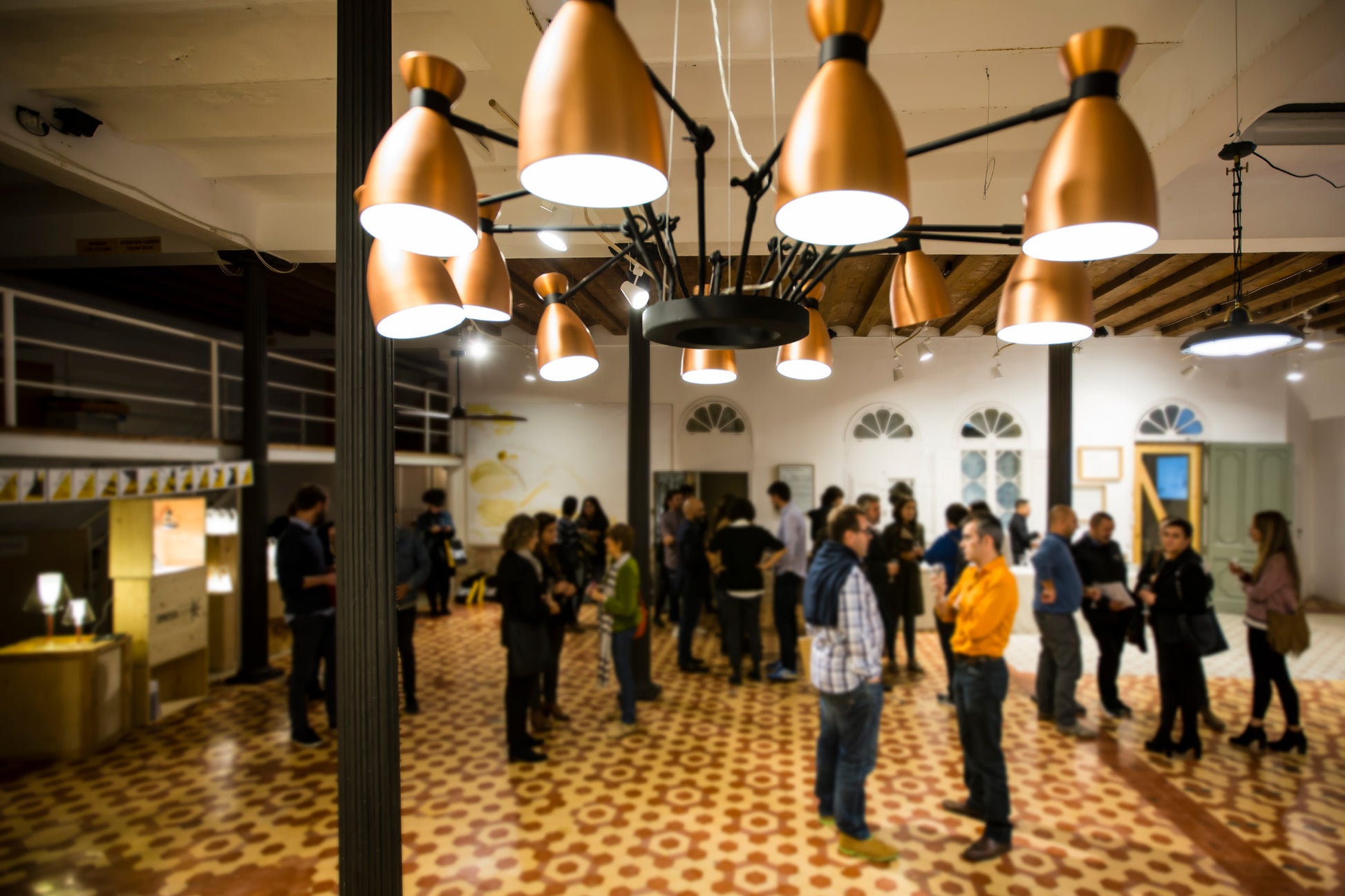 Lámpara Colgante Faro Retro Araña 12 Luces Cobre y Negro - Ambiente