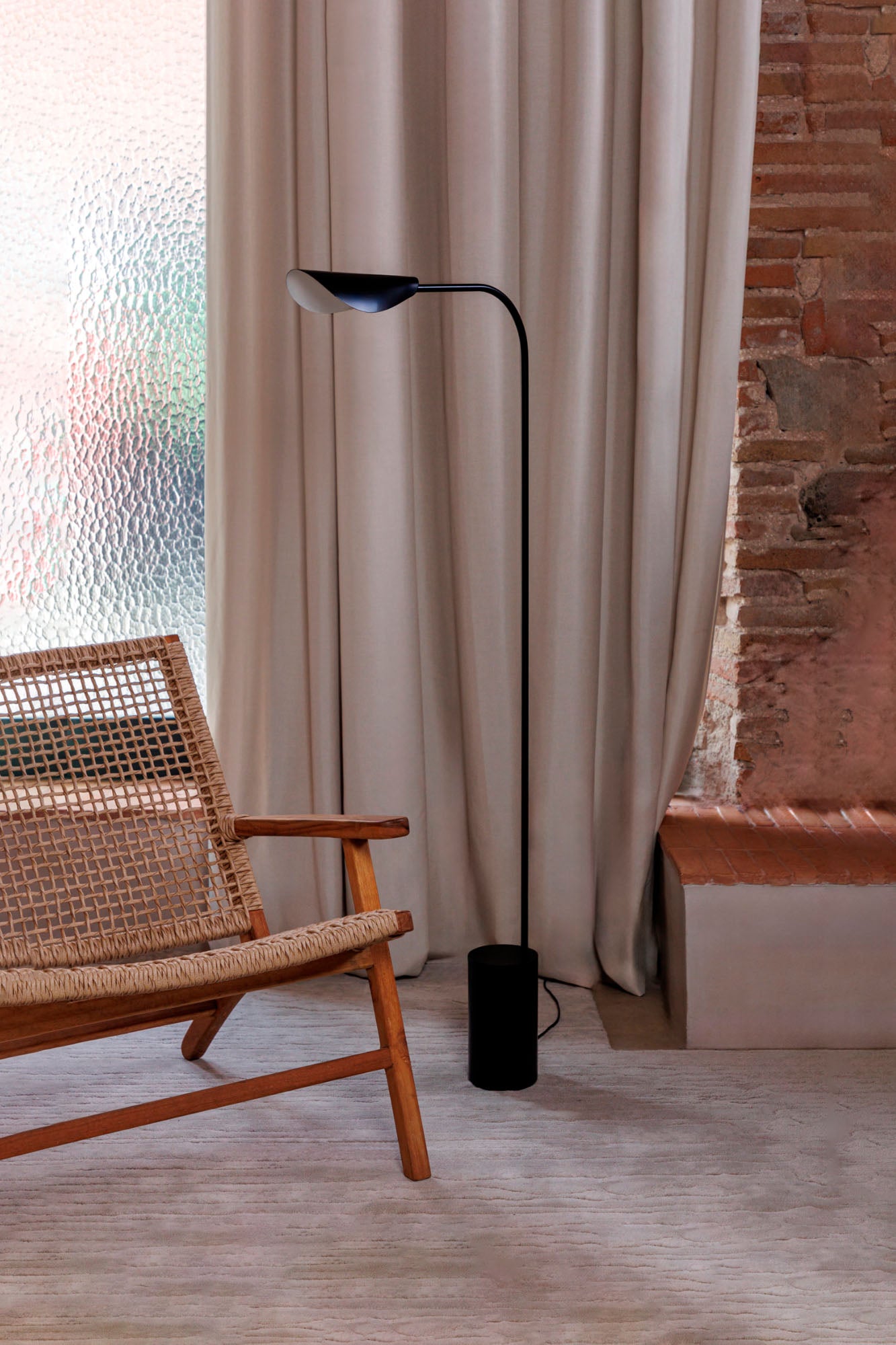 Lámpara de Pie de Salón Faro Liggera Negro Mate con Esfera Opal - Ambiente