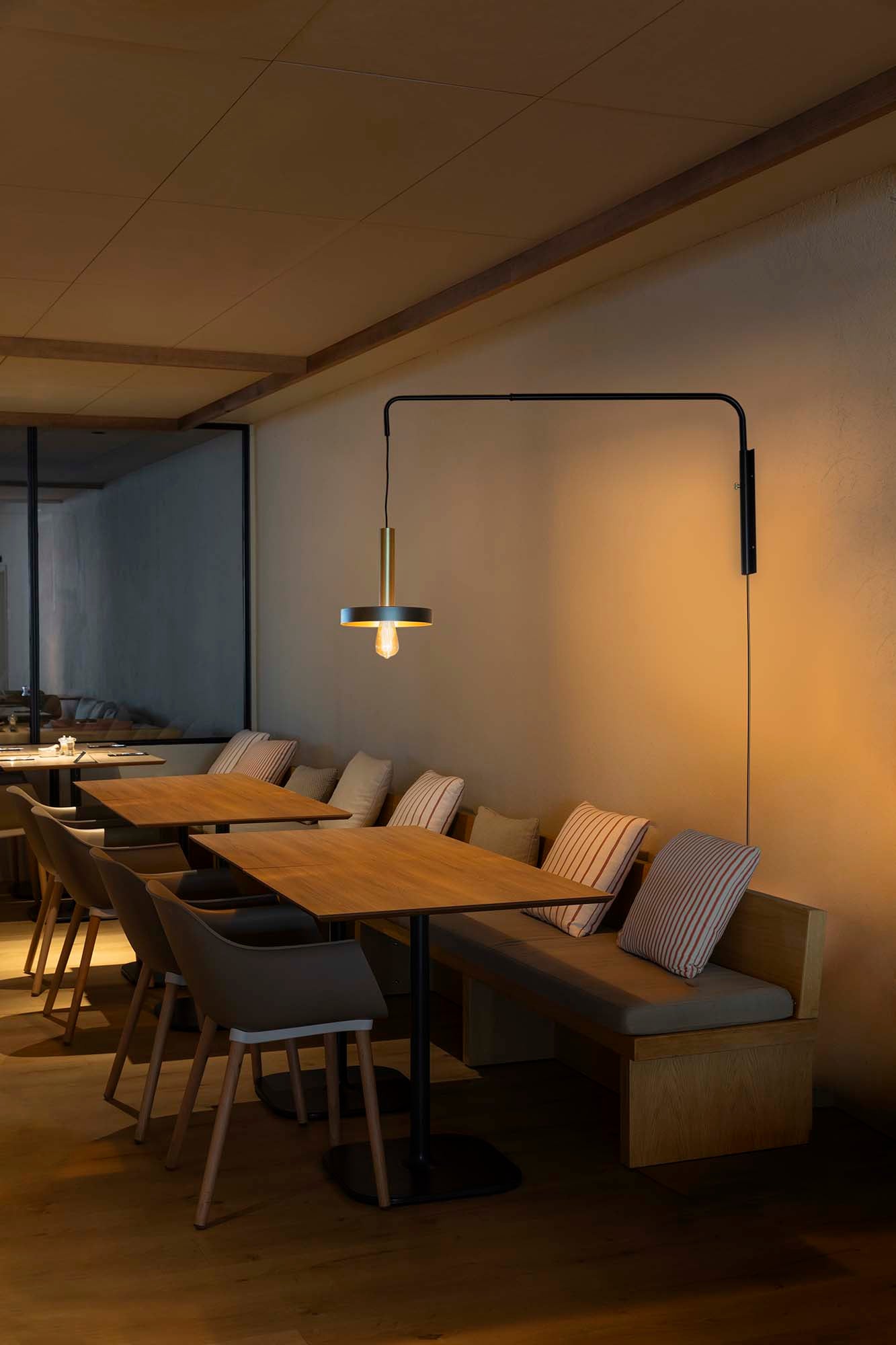 Aplique de Pared Extensible Faro Whizz Negro y Oro Satinado 1xE27 - Ambiente