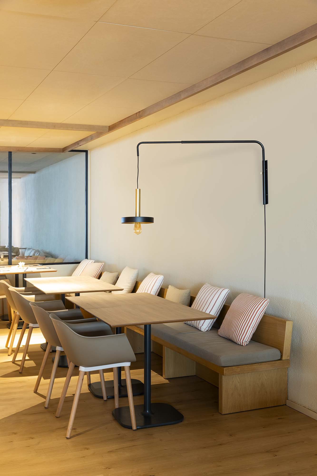 Aplique de Pared Extensible Faro Whizz Negro y Oro Satinado 1xE27 - Ambiente