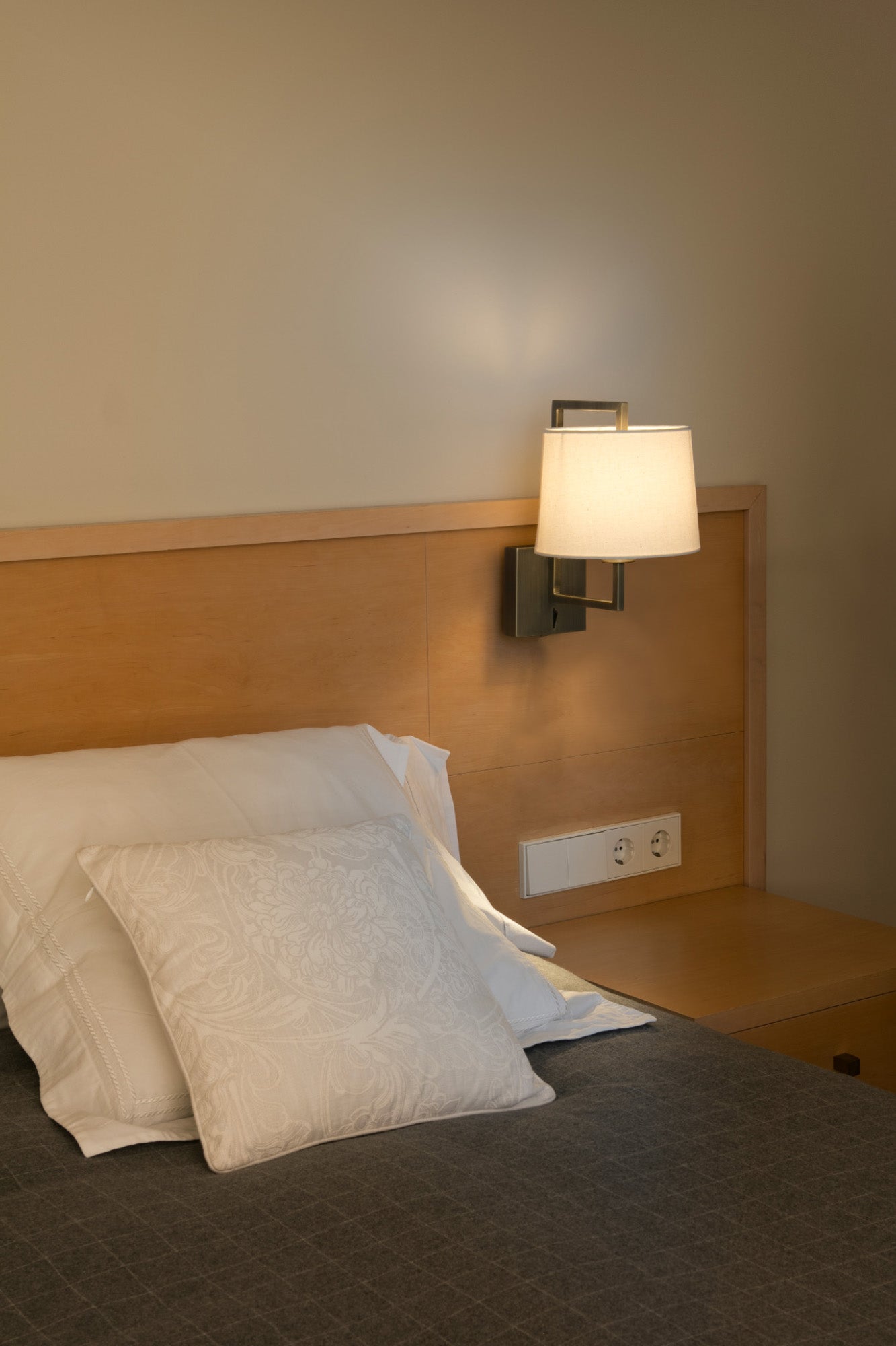 Aplique FRAME Faro en oro viejo con pantalla beige