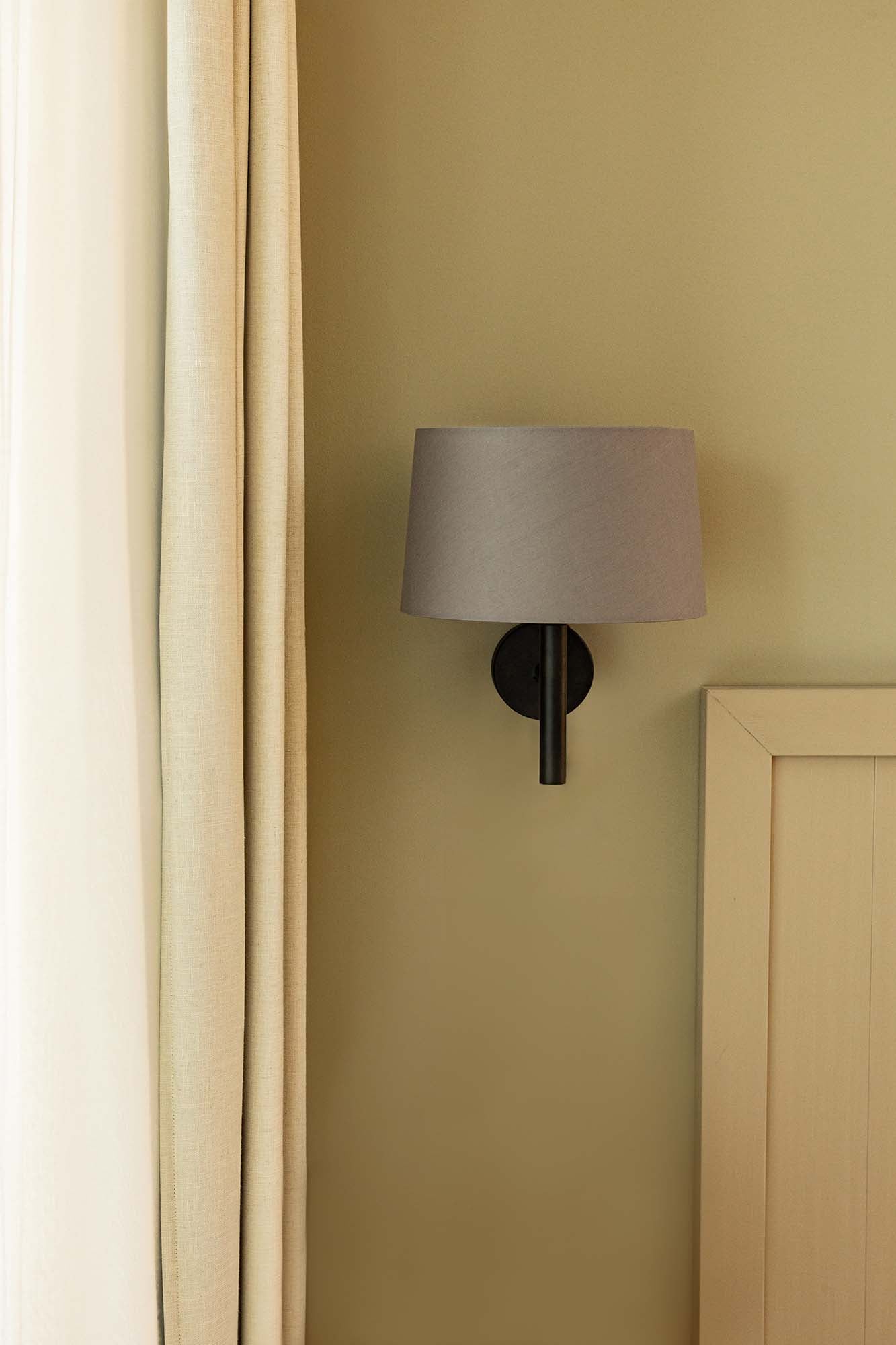 Aplique WINDSOR Faro negro con pantalla gris