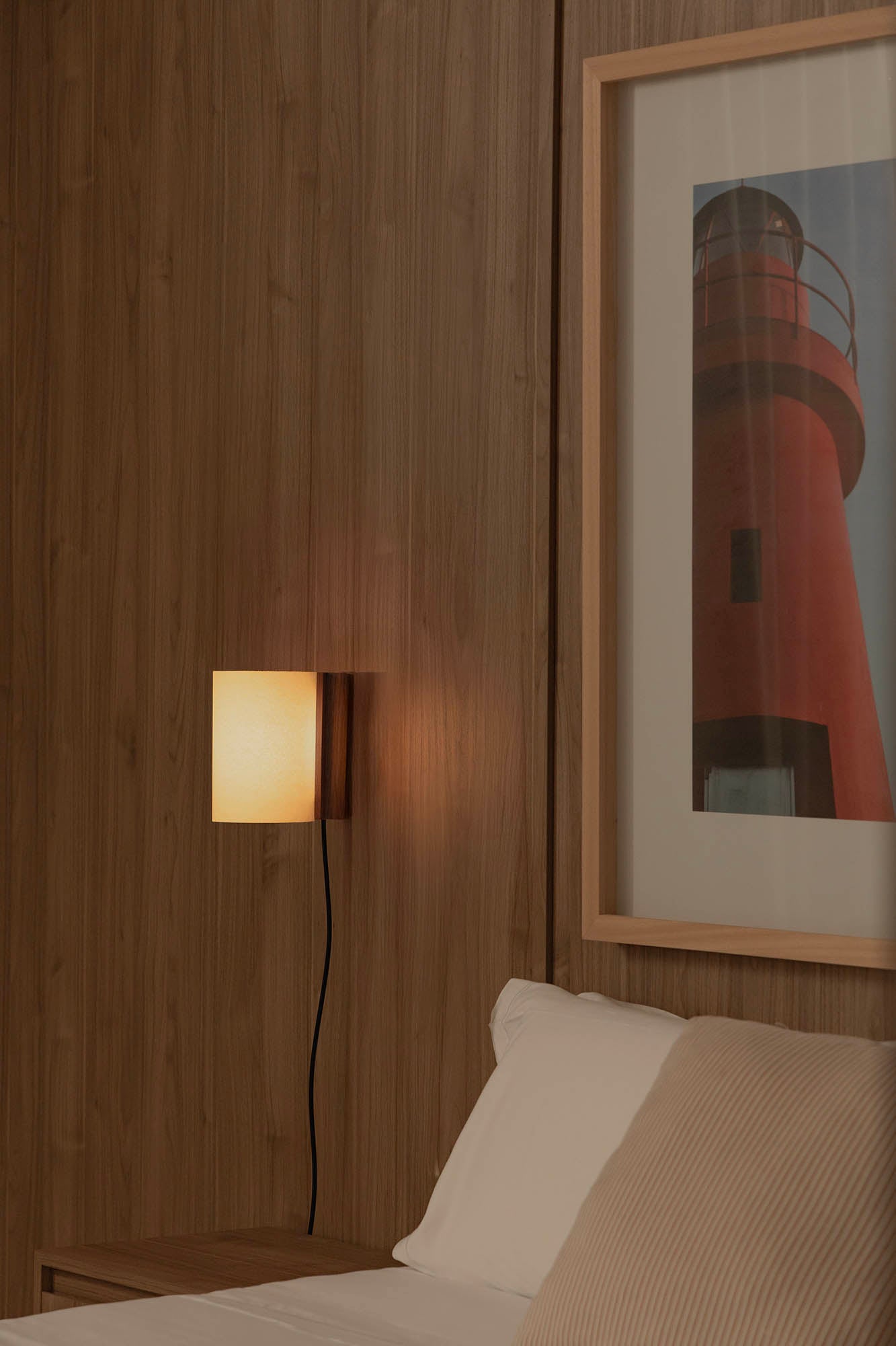 Aplique de Pared Faro CATA Madera de Nogal Diseño Marina Milà LED