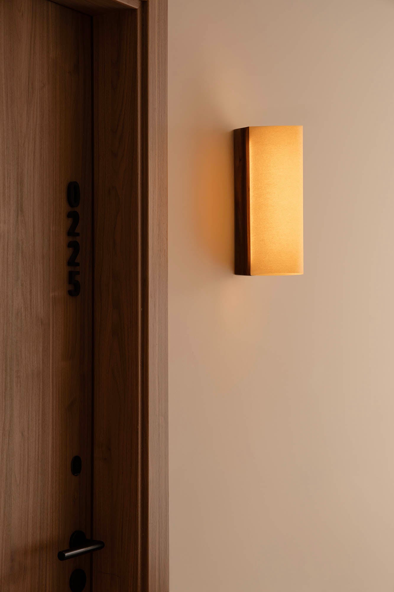 Lámpara de Sobremesa Faro CALMA Madera de Nogal y Vidrio Opal