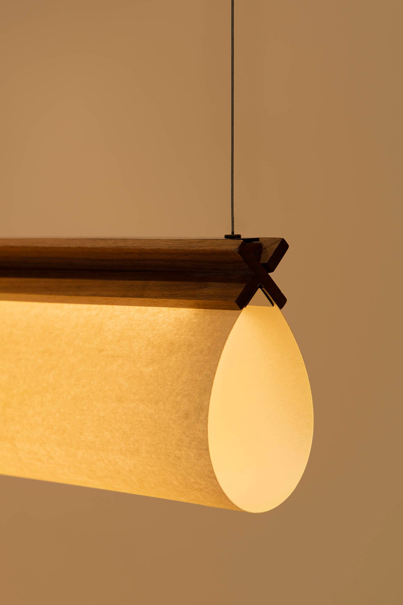 Lámpara Colgante Lineal Faro CALMA Madera Nogal y Esferas Opal 97cm