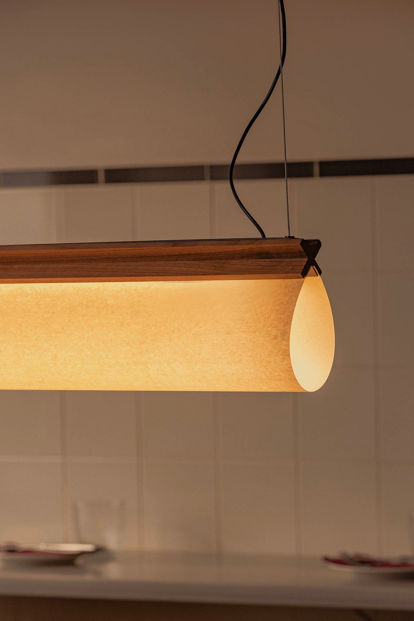 Lámpara Colgante Lineal Faro CALMA Madera Nogal y Esferas Opal 97cm