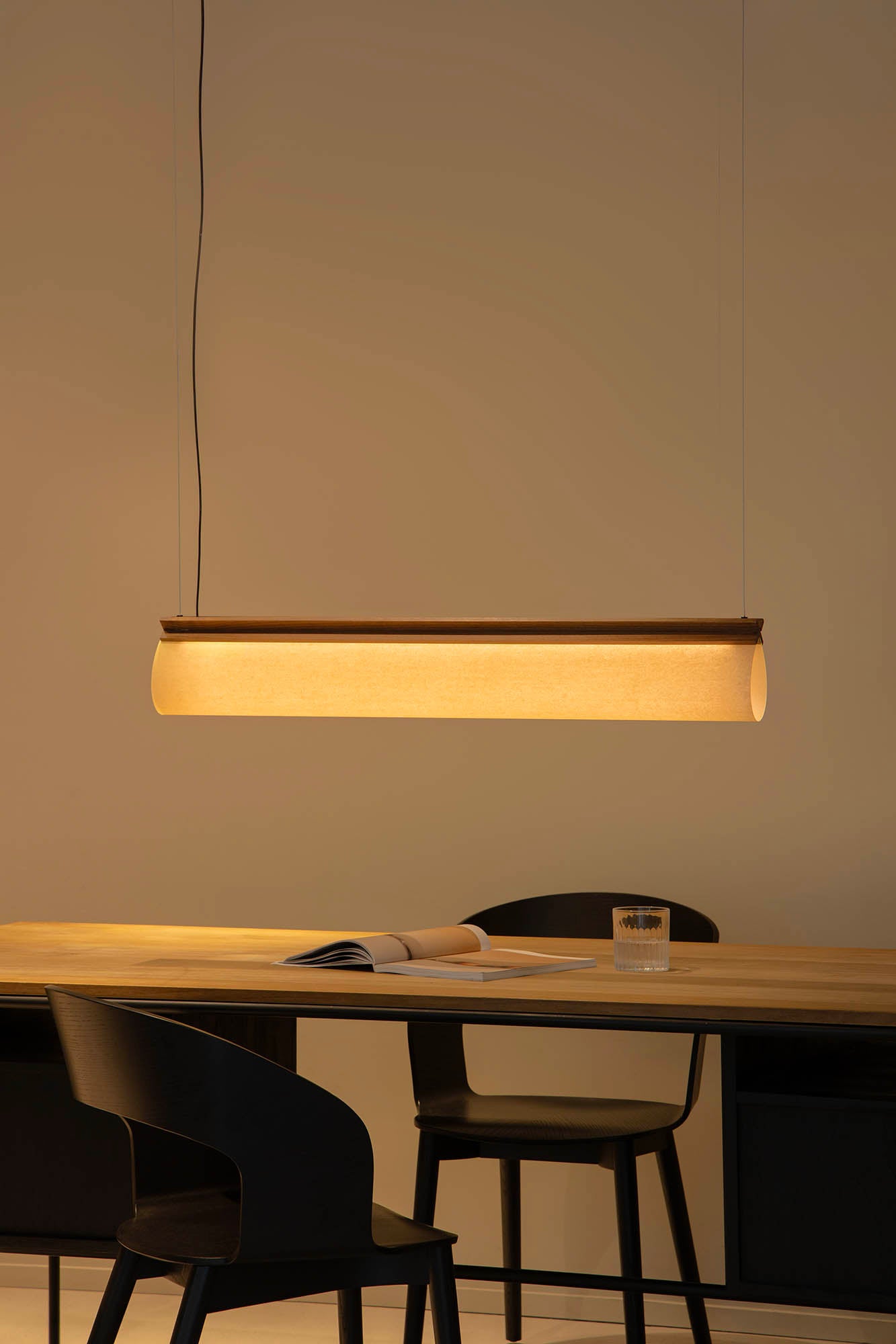 Lámpara Colgante Lineal Faro CALMA Madera Nogal y Esferas Opal 97cm