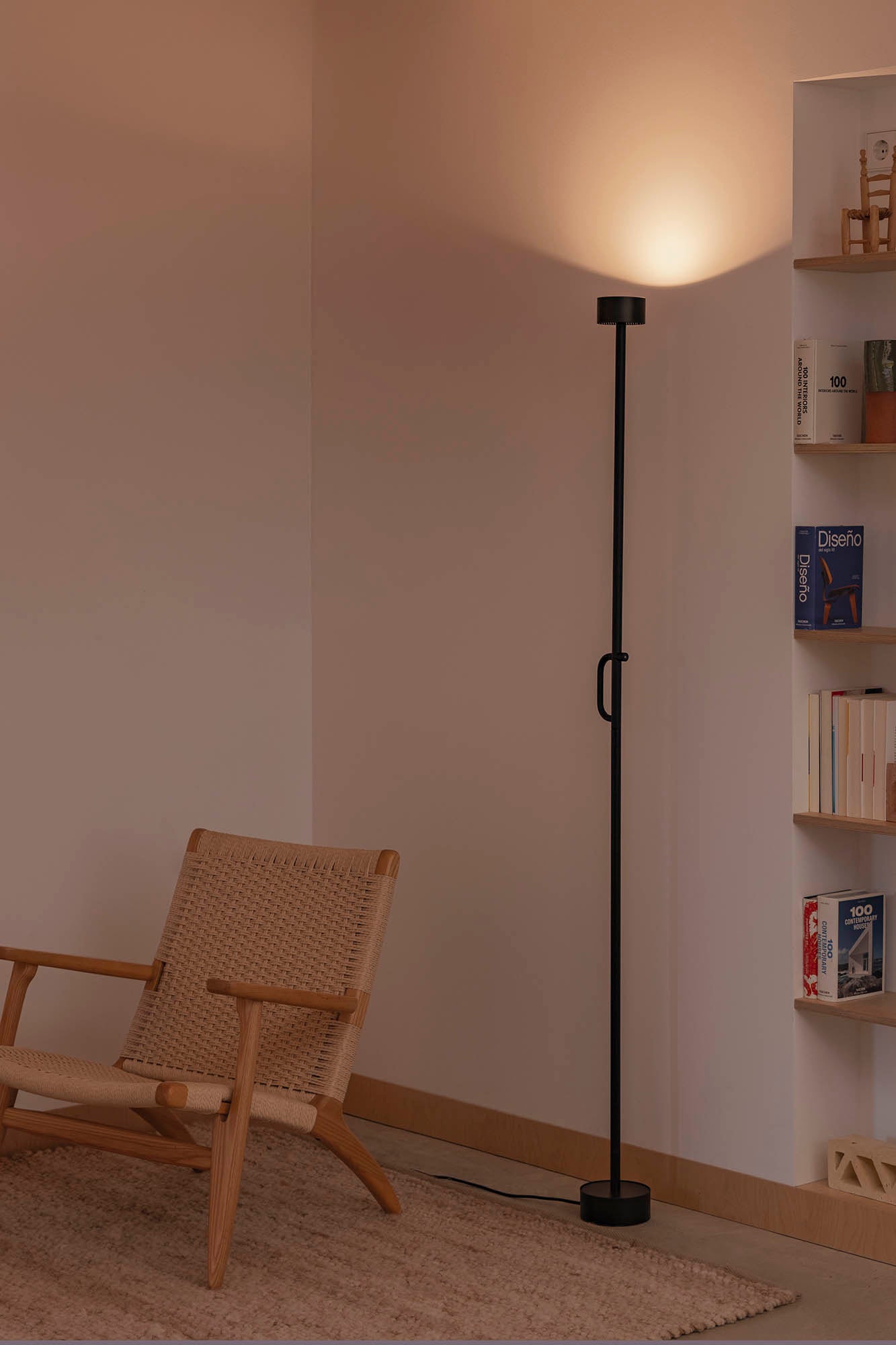 Lámpara de Pie Faro STAFF Negro Satinado Minimalista