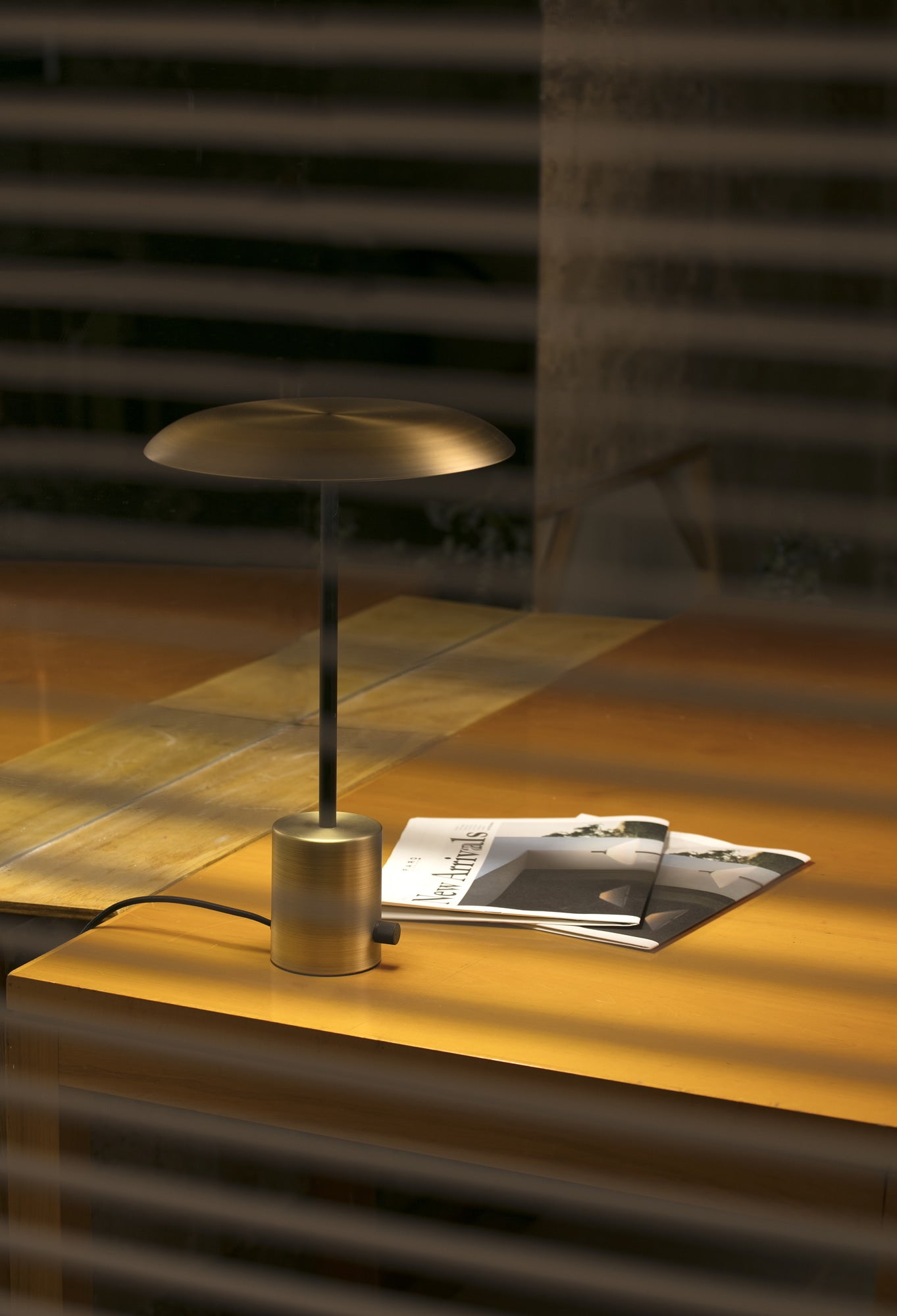 Lámpara de Sobremesa Faro Hoshi Oro Satinado y Negro LED 12W Regulable - Ambiente