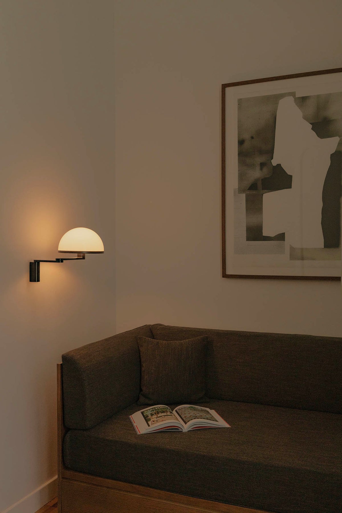 Faro DOME con brazo en ambiente de interior