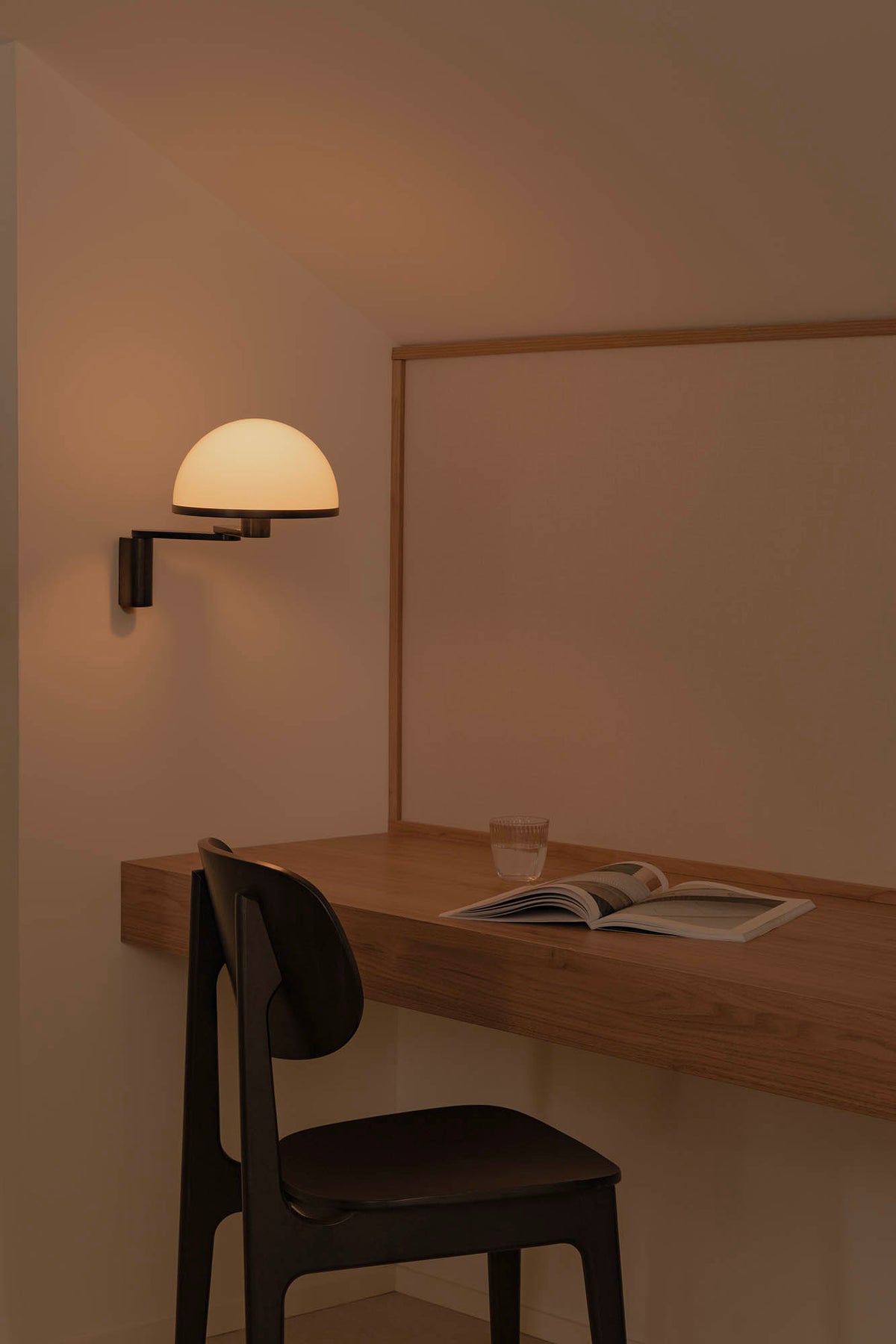 Aplique DOME con brazo en dormitorio contemporaneo