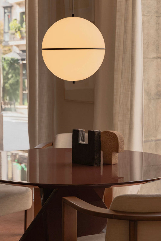 Lámpara colgante DOME FARO Barcelona sobre mesa de comedor