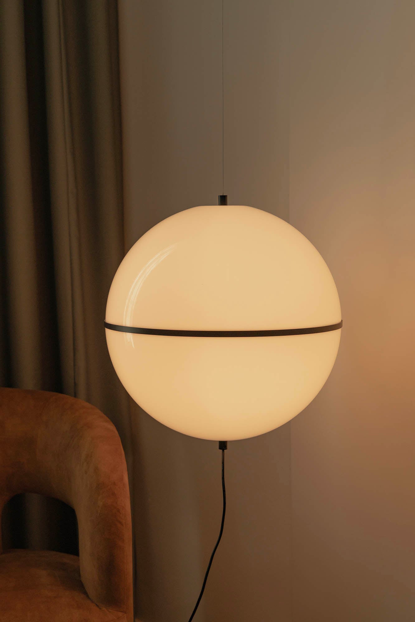 Detalle lámpara colgante DOME M negra con interruptor FARO Barcelona