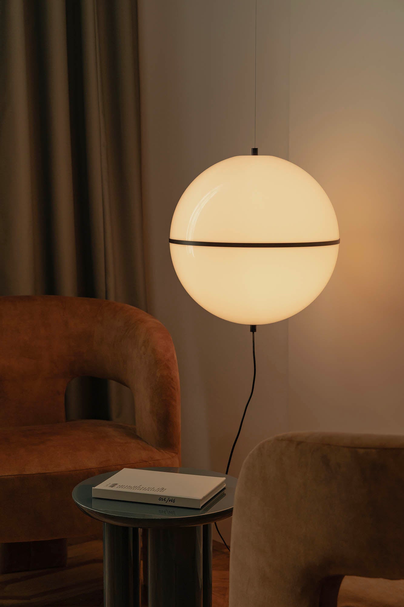 Lámpara colgante DOME M negra con interruptor FARO Barcelona salón